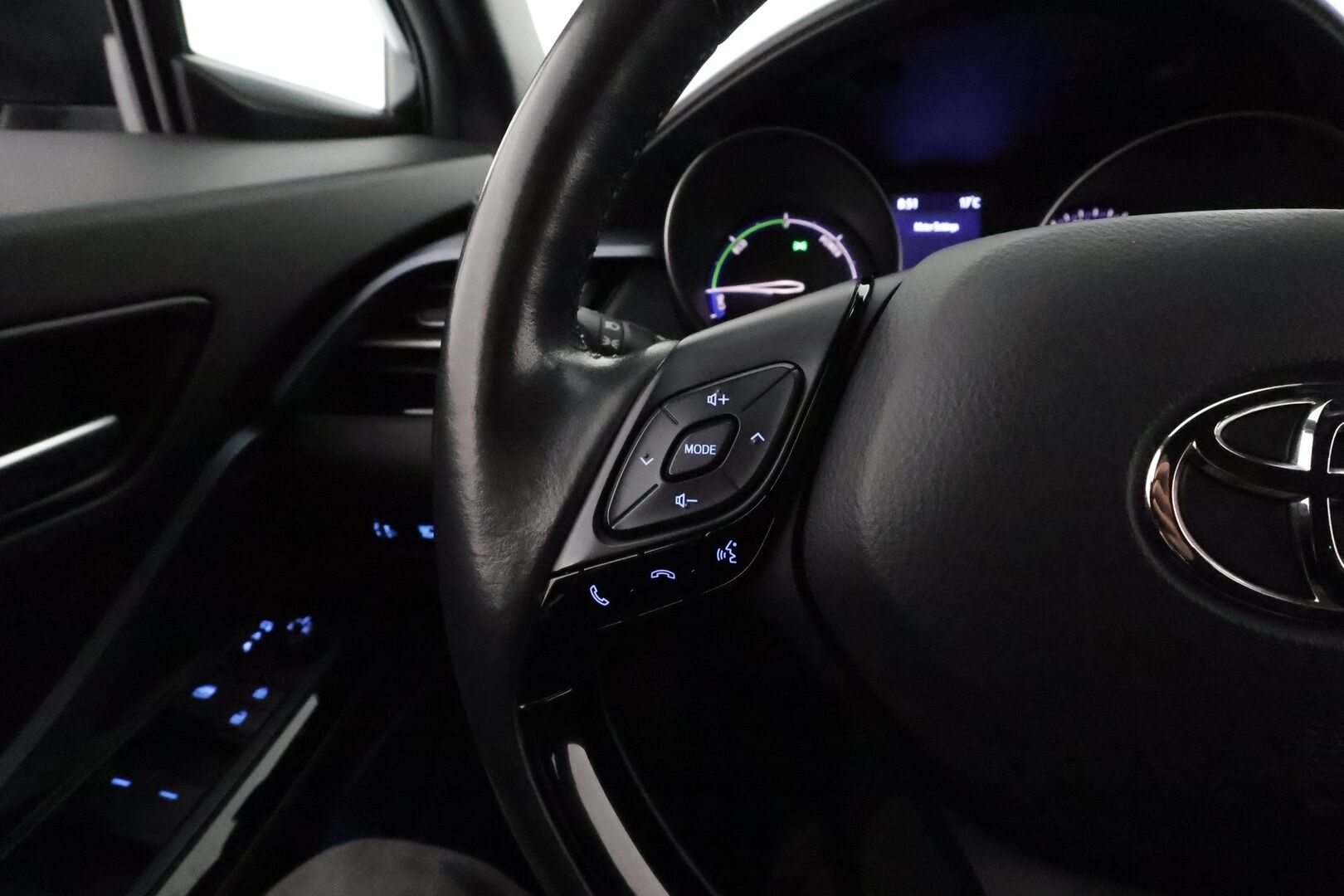 TOYOTA C-HR 2021 1,8 Hybrid Intense **Adapt.Vakkari / LED-valot / P.kamera / Kaistavahti / Apple&Android / Keyless** - Kahdet Renkaat
