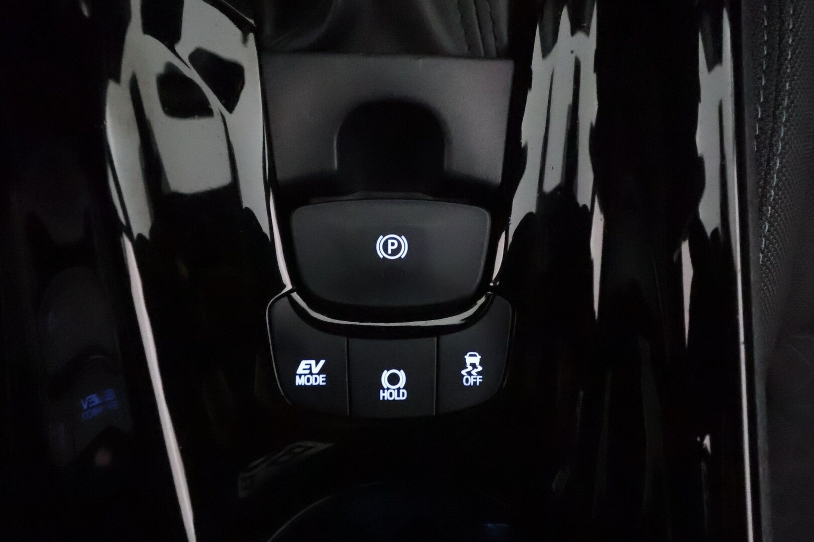 TOYOTA C-HR 2021 1,8 Hybrid Intense **Adapt.Vakkari / LED-valot / P.kamera / Kaistavahti / Apple&Android / Keyless** - Kahdet Renkaat