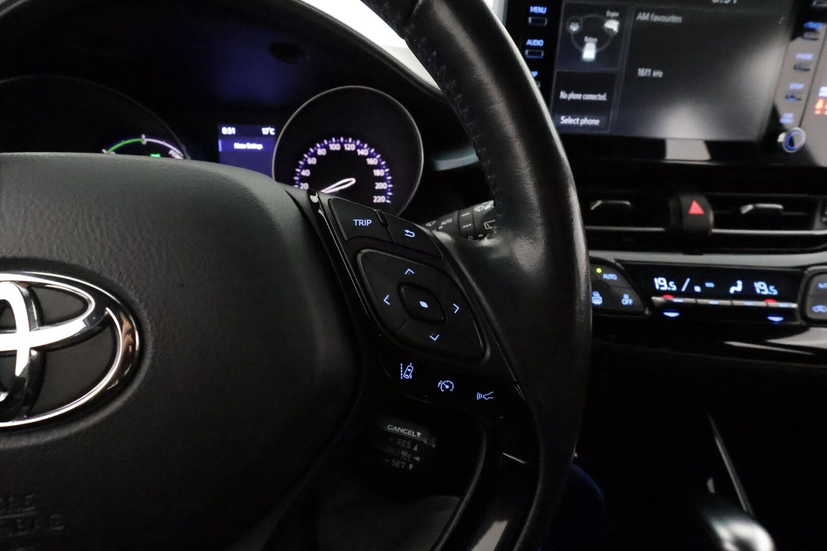 TOYOTA C-HR 2021 1,8 Hybrid Intense **Adapt.Vakkari / LED-valot / P.kamera / Kaistavahti / Apple&Android / Keyless** - Kahdet Renkaat