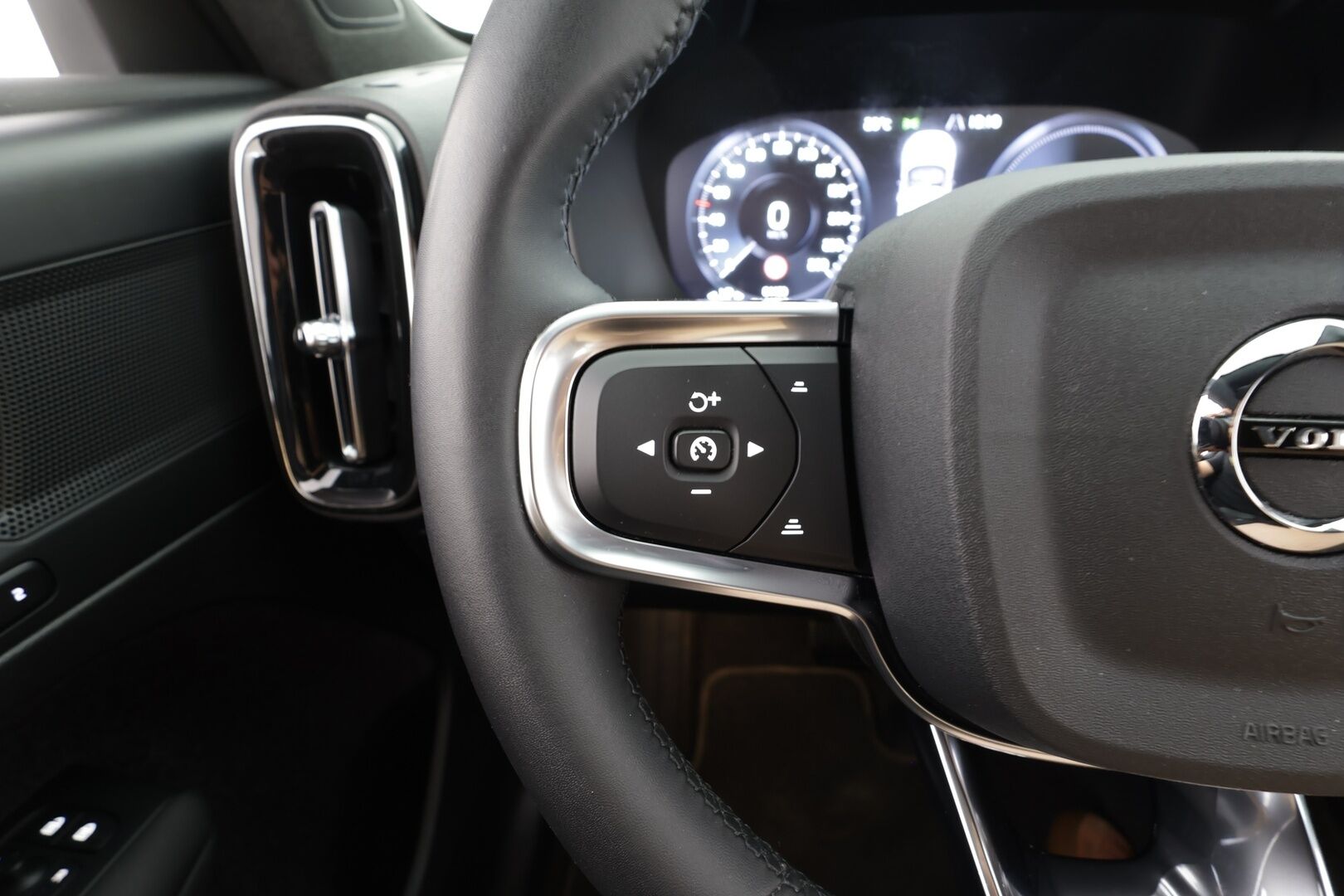 Volvo XC40 2024 T4 TwE Plus Dark aut - | ACC | Muistipenkki | Sporttipenkit sähköllä | P.kamera | PIlot Assist | Keyless | Lämm. tuulilasi | Apple & Android | 1-om suomiauto | Merkkihuollot |