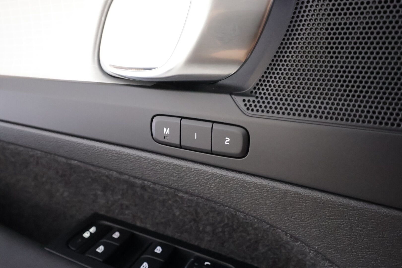 Volvo XC40 2024 T4 TwE Plus Dark aut - | ACC | Muistipenkki | Sporttipenkit sähköllä | P.kamera | PIlot Assist | Keyless | Lämm. tuulilasi | Apple & Android | 1-om suomiauto | Merkkihuollot |