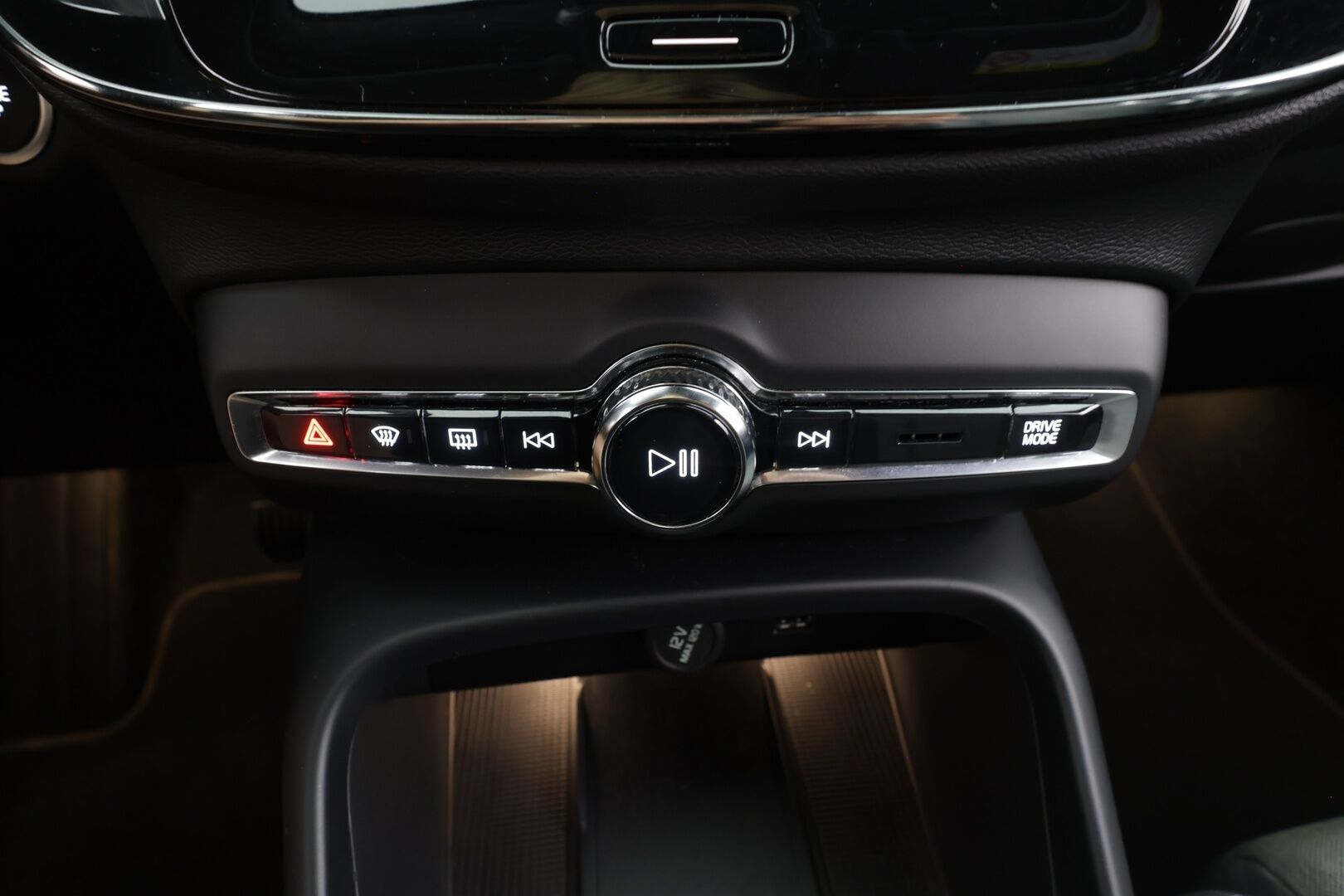 Volvo XC40 2024 T4 TwE Plus Dark aut - | ACC | Muistipenkki | Sporttipenkit sähköllä | P.kamera | PIlot Assist | Keyless | Lämm. tuulilasi | Apple & Android | 1-om suomiauto | Merkkihuollot |