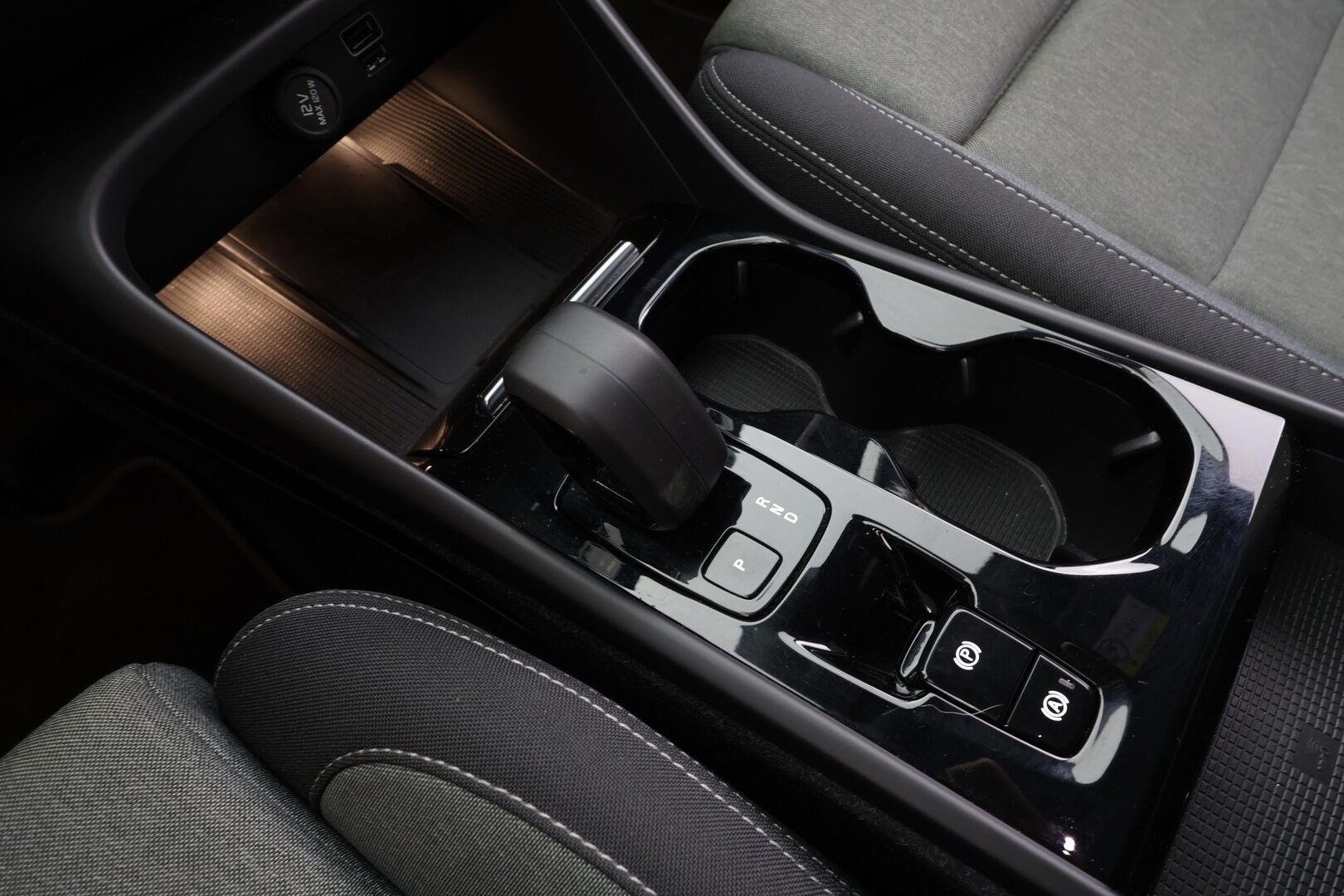 Volvo XC40 2024 T4 TwE Plus Dark aut - | ACC | Muistipenkki | Sporttipenkit sähköllä | P.kamera | PIlot Assist | Keyless | Lämm. tuulilasi | Apple & Android | 1-om suomiauto | Merkkihuollot |