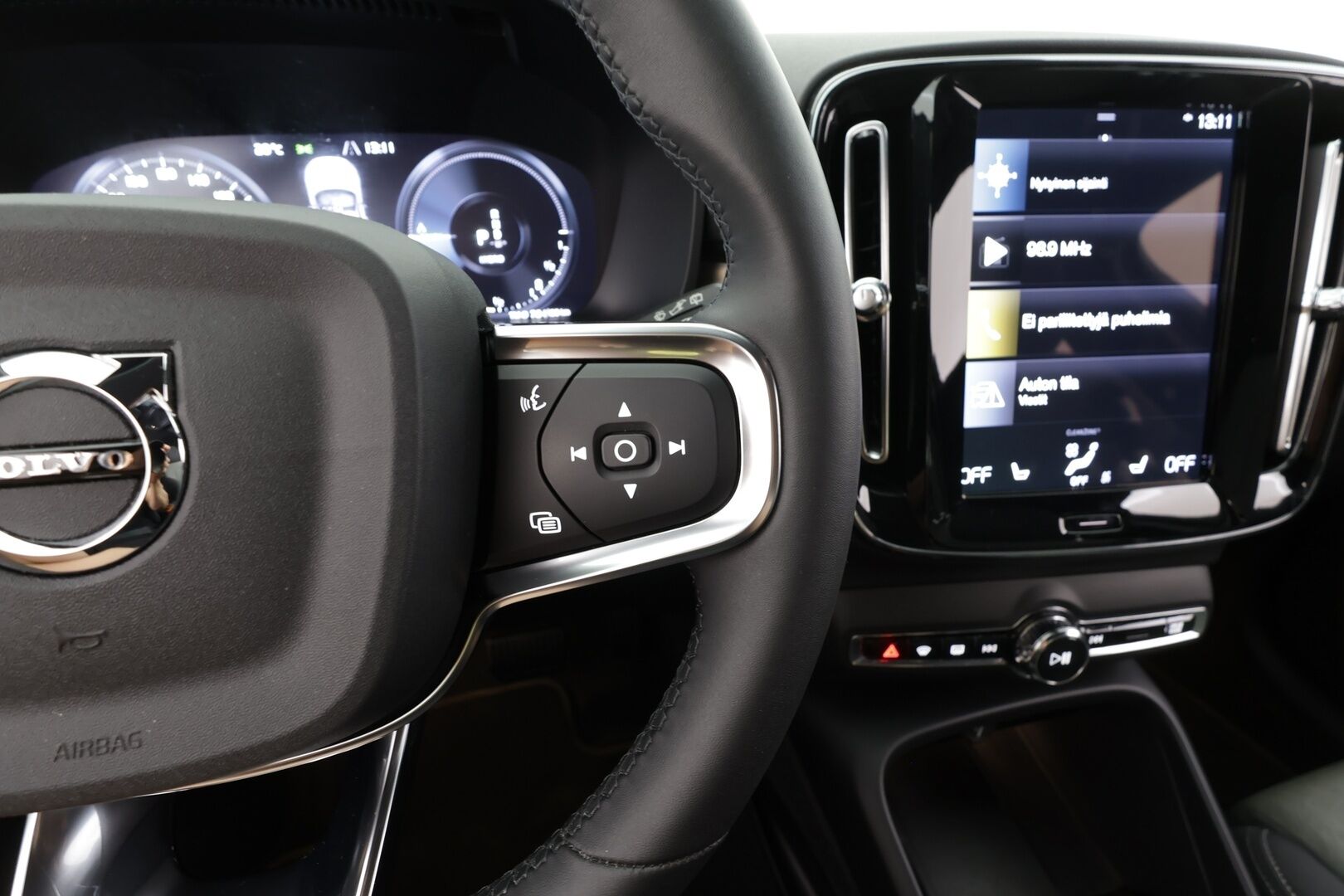 Volvo XC40 2024 T4 TwE Plus Dark aut - | ACC | Muistipenkki | Sporttipenkit sähköllä | P.kamera | PIlot Assist | Keyless | Lämm. tuulilasi | Apple & Android | 1-om suomiauto | Merkkihuollot |