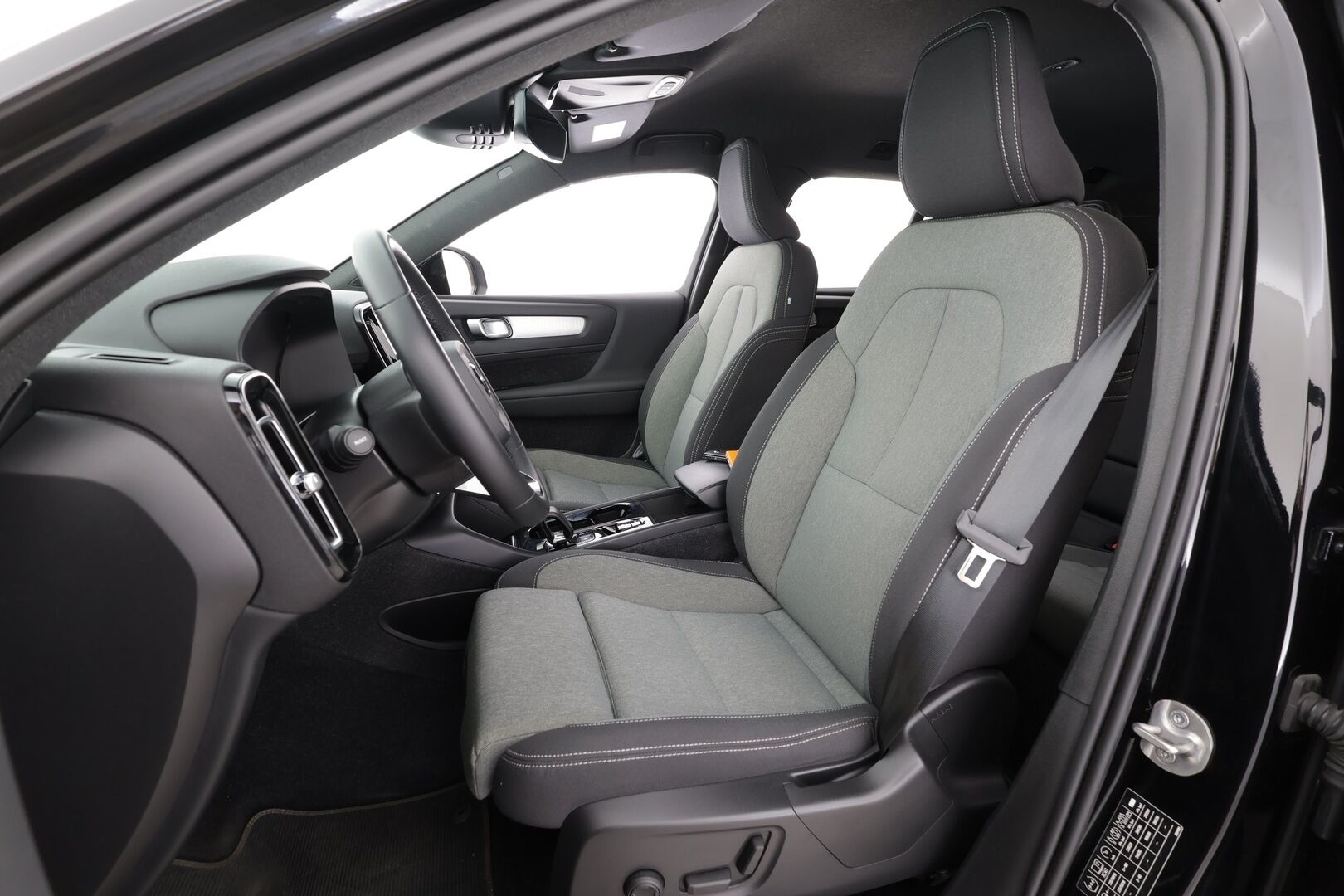 Volvo XC40 2024 T4 TwE Plus Dark aut - | ACC | Muistipenkki | Sporttipenkit sähköllä | P.kamera | PIlot Assist | Keyless | Lämm. tuulilasi | Apple & Android | 1-om suomiauto | Merkkihuollot |