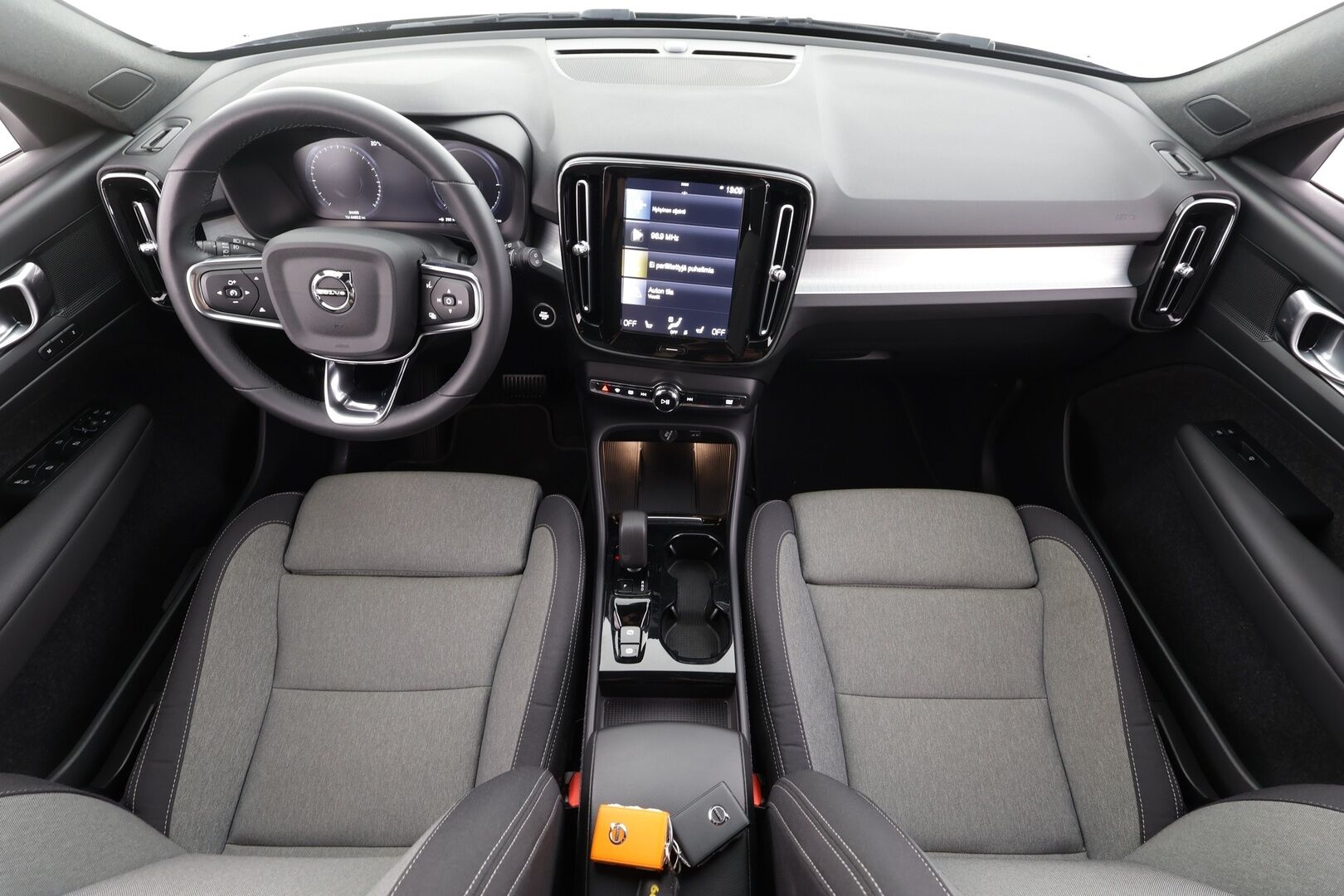 Volvo XC40 2024 T4 TwE Plus Dark aut - | ACC | Muistipenkki | Sporttipenkit sähköllä | P.kamera | PIlot Assist | Keyless | Lämm. tuulilasi | Apple & Android | 1-om suomiauto | Merkkihuollot |