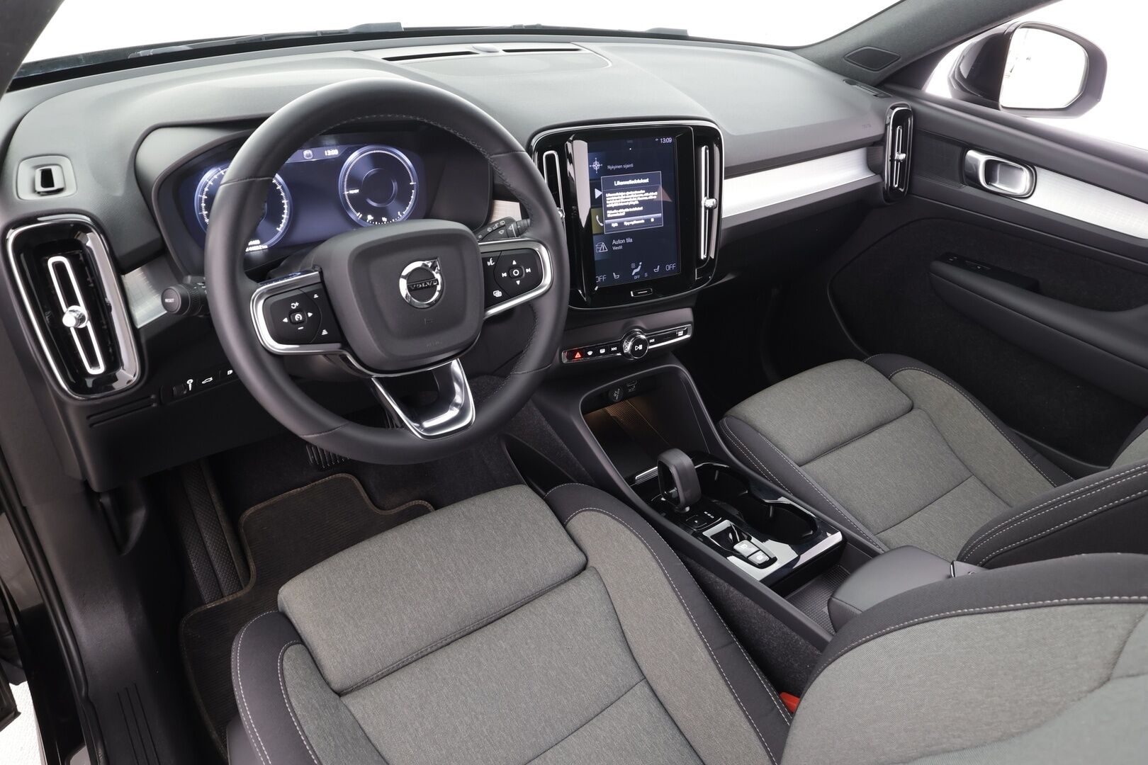Volvo XC40 2024 T4 TwE Plus Dark aut - | ACC | Muistipenkki | Sporttipenkit sähköllä | P.kamera | PIlot Assist | Keyless | Lämm. tuulilasi | Apple & Android | 1-om suomiauto | Merkkihuollot |