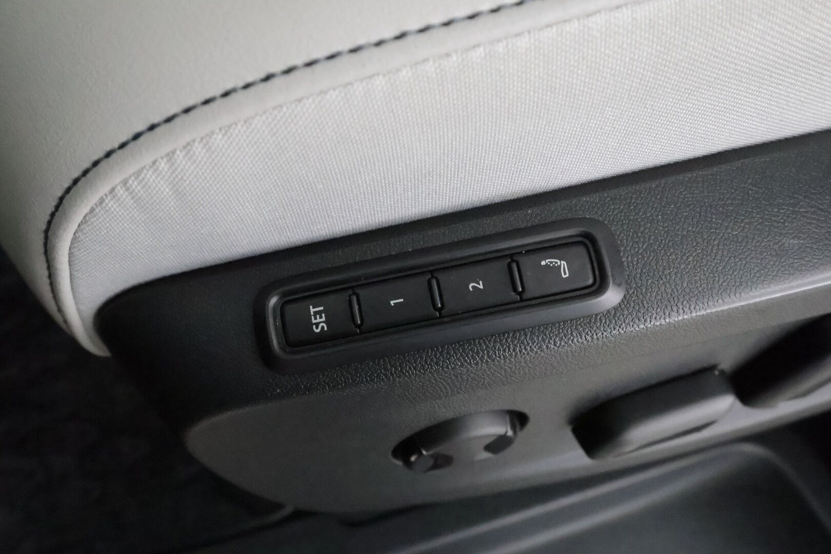 Volkswagen ID. Buzz 2023 150kW PRO Edition 77 kWh * ACC / LED / 360 / Hierovat Muistipenkit / Keyless / Navi * - Akku kuntotarkastettu / Suomi-auto / 2x vanteet / Koti & Kauppalaturi