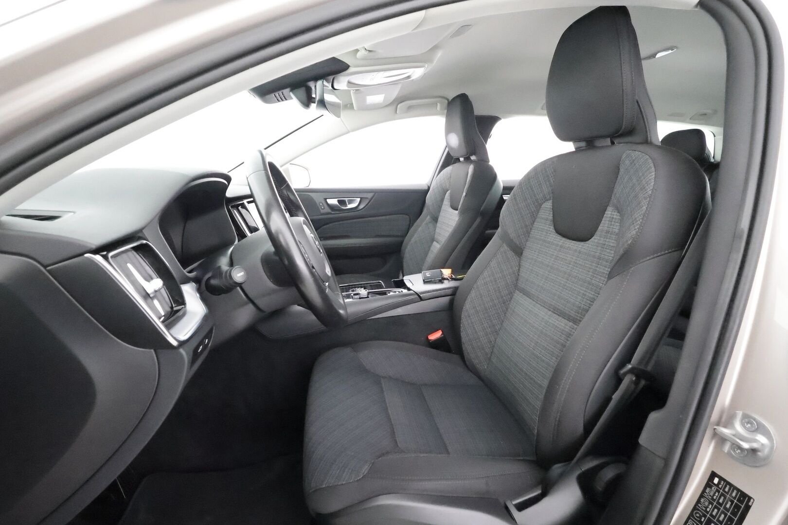 Volvo V60 2024 T6 AWD Long Range Core aut - | Koukku | ACC | LED | P.Tutka | Navi | Kaistavahti | Keyless | Digimittaristo | Facelift | 2x Latauskaapelit | 1-om Suomi-auto | Kahdet renkaat | Merkkihuollot |  