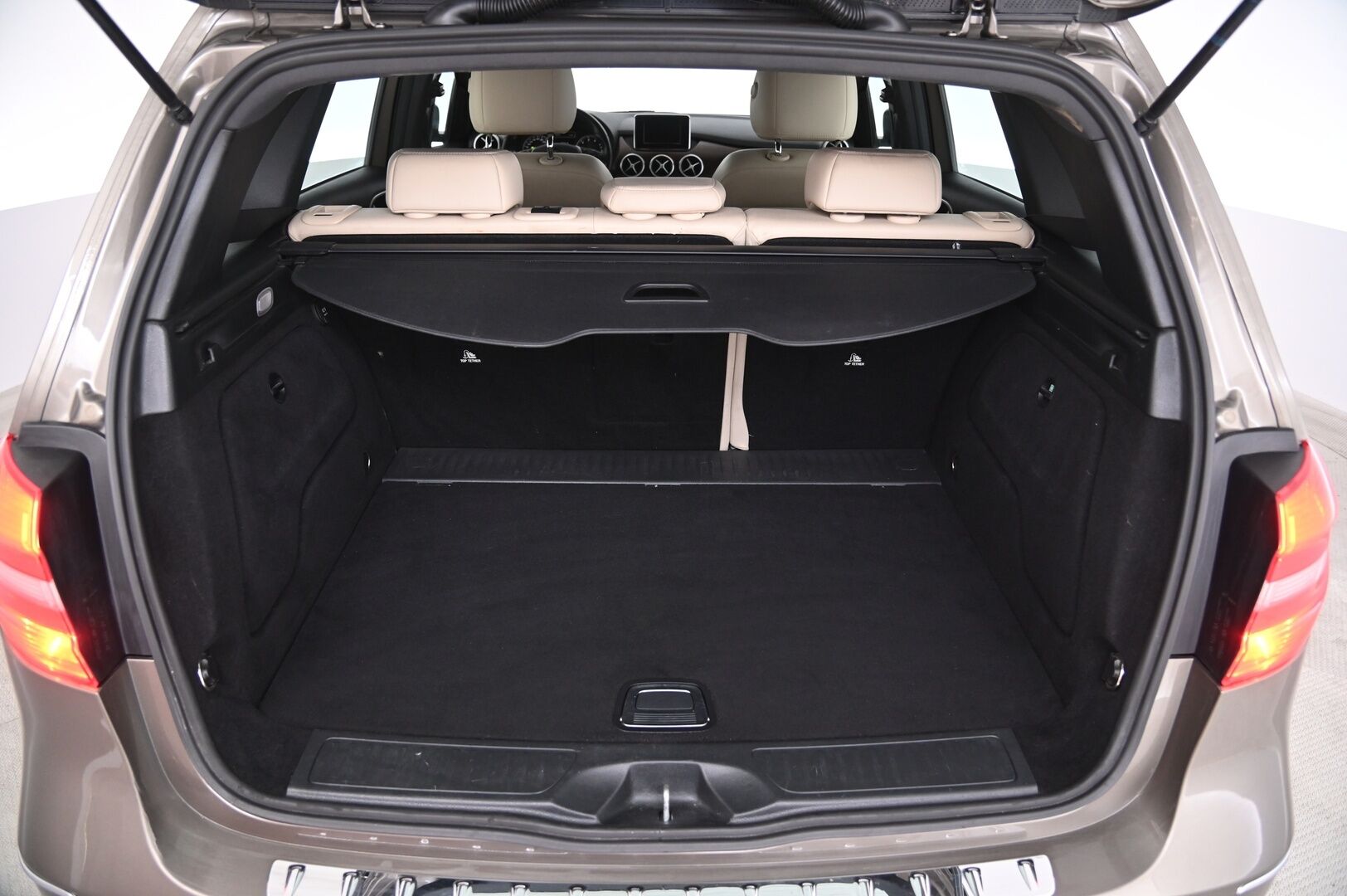 Mercedes-Benz B 2013 180 CDI A Business - Vakionopeudensäädin | Koukku | Lohkolämmitin + sisä | Nahkasisusta | 2x Renkaat & Vanteet | Musta Sisäkattoverhoilu | P-tutka | 