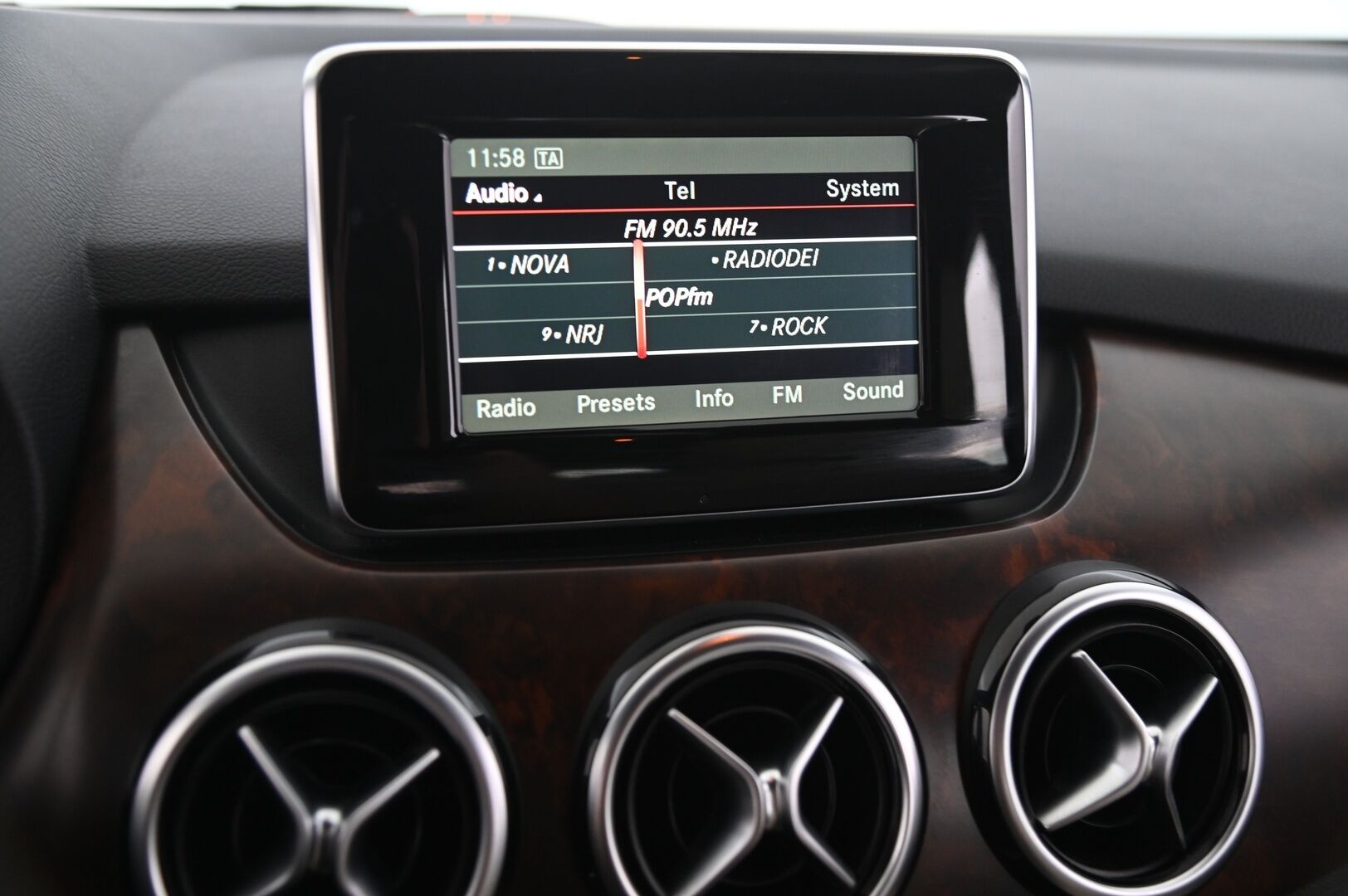 Mercedes-Benz B 2013 180 CDI A Business - Vakionopeudensäädin | Koukku | Lohkolämmitin + sisä | Nahkasisusta | 2x Renkaat & Vanteet | Musta Sisäkattoverhoilu | P-tutka | 