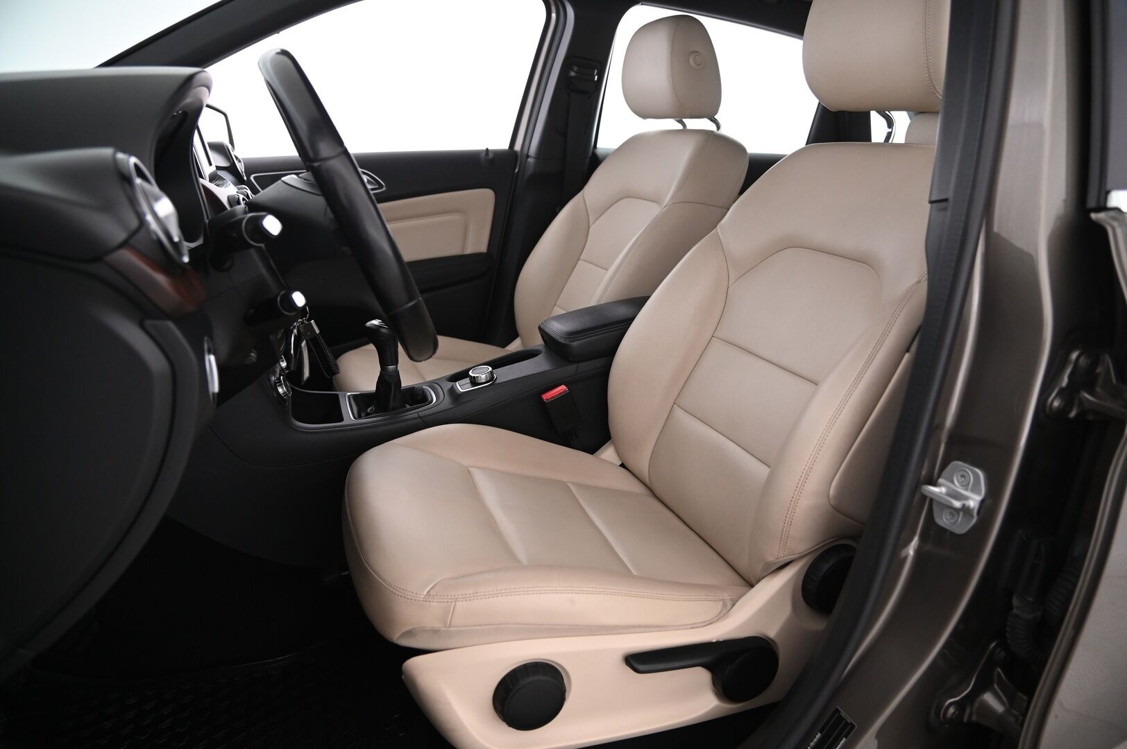 Mercedes-Benz B 2013 180 CDI A Business - Vakionopeudensäädin | Koukku | Lohkolämmitin + sisä | Nahkasisusta | 2x Renkaat & Vanteet | Musta Sisäkattoverhoilu | P-tutka | 