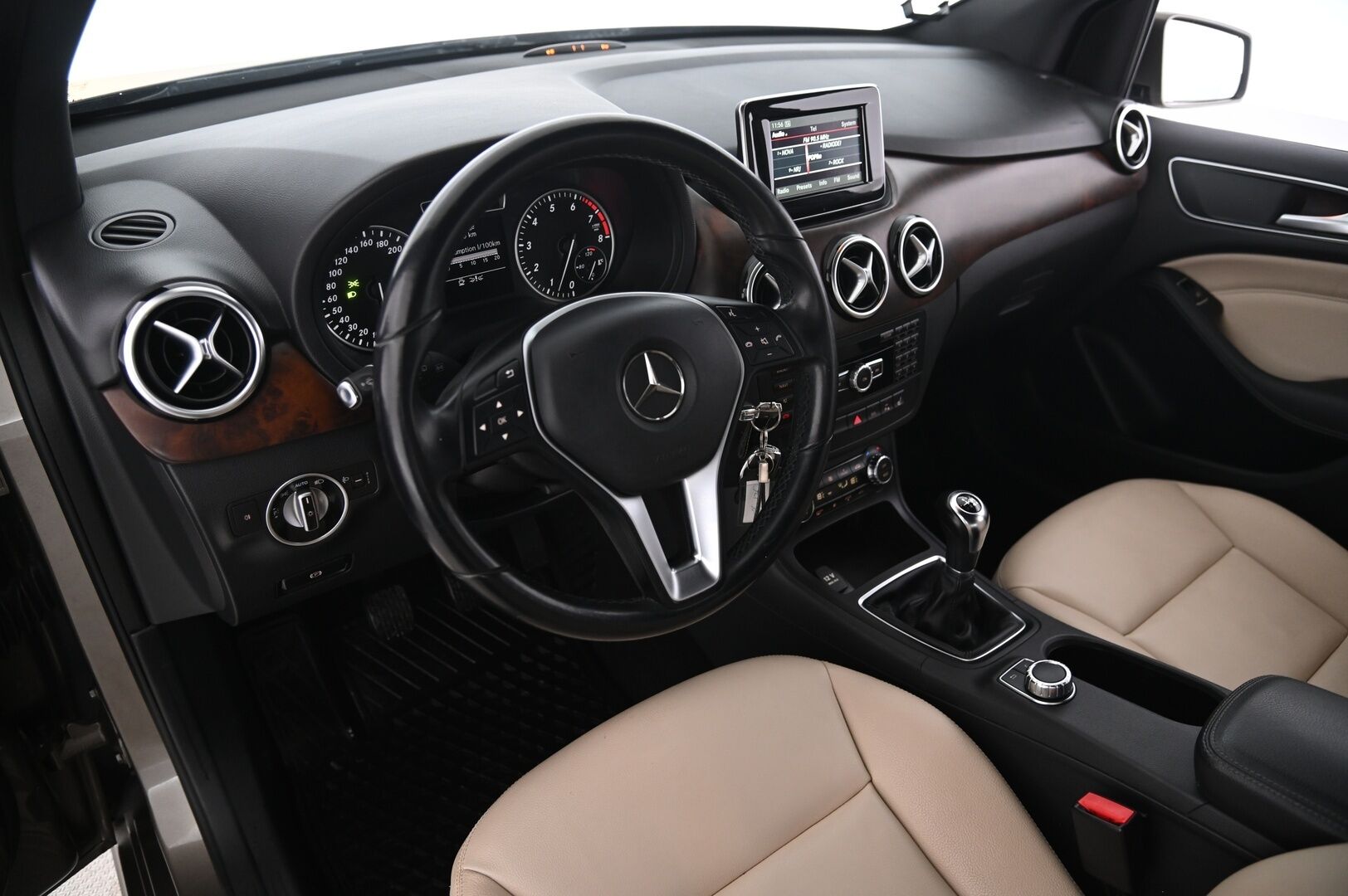 Mercedes-Benz B 2013 180 CDI A Business - Vakionopeudensäädin | Koukku | Lohkolämmitin + sisä | Nahkasisusta | 2x Renkaat & Vanteet | Musta Sisäkattoverhoilu | P-tutka | 