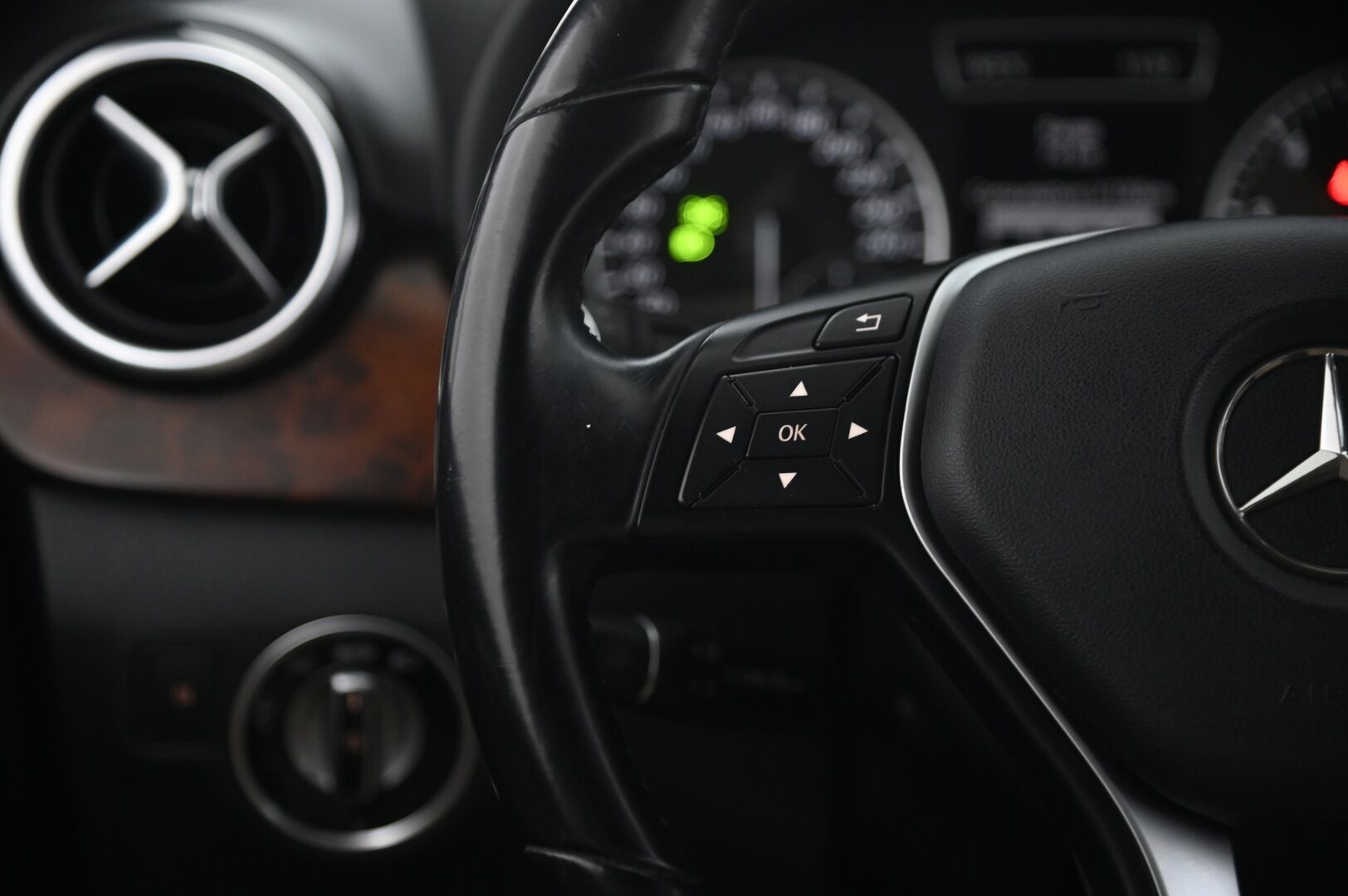 Mercedes-Benz B 2013 180 CDI A Business - Vakionopeudensäädin | Koukku | Lohkolämmitin + sisä | Nahkasisusta | 2x Renkaat & Vanteet | Musta Sisäkattoverhoilu | P-tutka | 