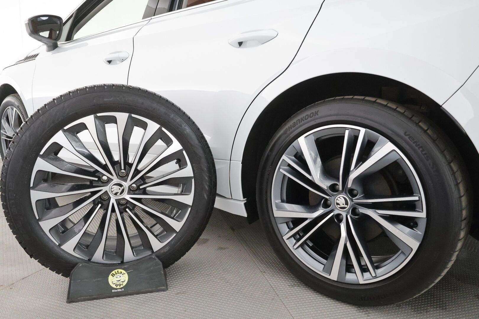 Skoda Enyaq 2023 Coupe 80x 4x4 Style iV - | ACC | ILP | Koukku | Skoda crystal Matrix-LED | Lasikatto | HUD | Canton | Muistipenkit | 360-Kamera | Nahat | Keyless | Suomi-auto | Kahdet Renkaat |