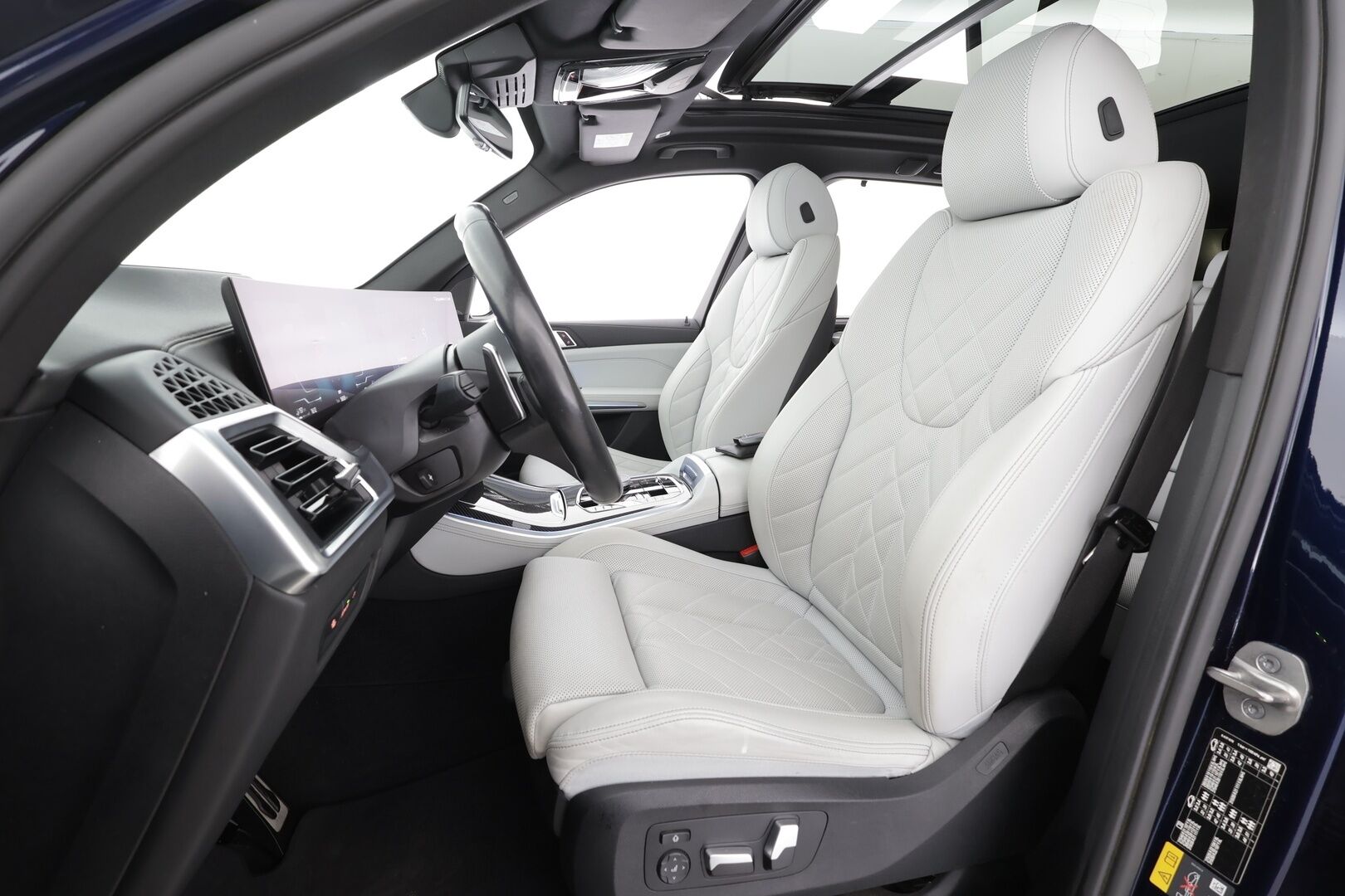 BMW X5 2024 G05 xDrive50e A Charged Edition M Sport * HUD / Panorama / H&K / Koukku / Ilma-alusta / Adapt.LED / 360° / Muistipenkki * - Comfort Access / Facelift / Vakkari / Suomi-auto / Kahdet renkaat aluvanteilla / Huippuvarusteet - HULLUT AVAJAISHULINAT KORKOTARJOUS 3,29 %