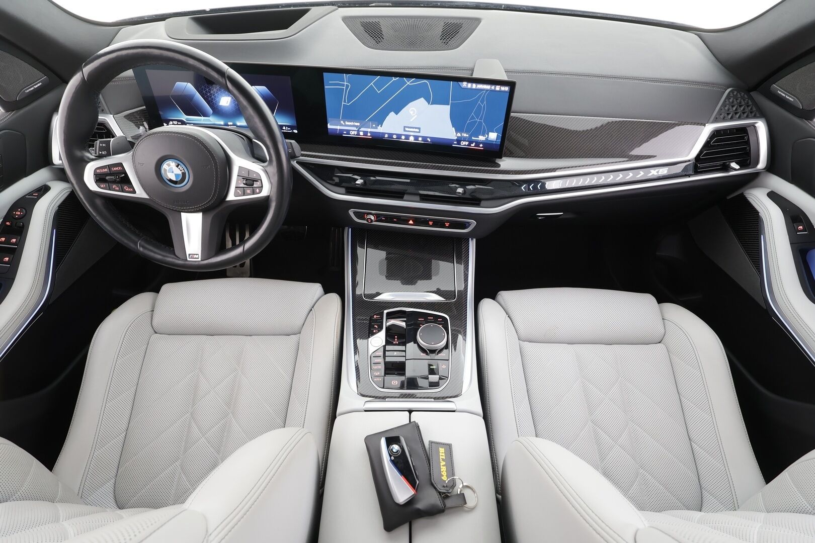 BMW X5 2024 G05 xDrive50e A Charged Edition M Sport * HUD / Panorama / H&K / Koukku / Ilma-alusta / Adapt.LED / 360° / Muistipenkki * - Comfort Access / Facelift / Vakkari / Suomi-auto / Kahdet renkaat aluvanteilla / Huippuvarusteet - HULLUT AVAJAISHULINAT KORKOTARJOUS 3,29 %