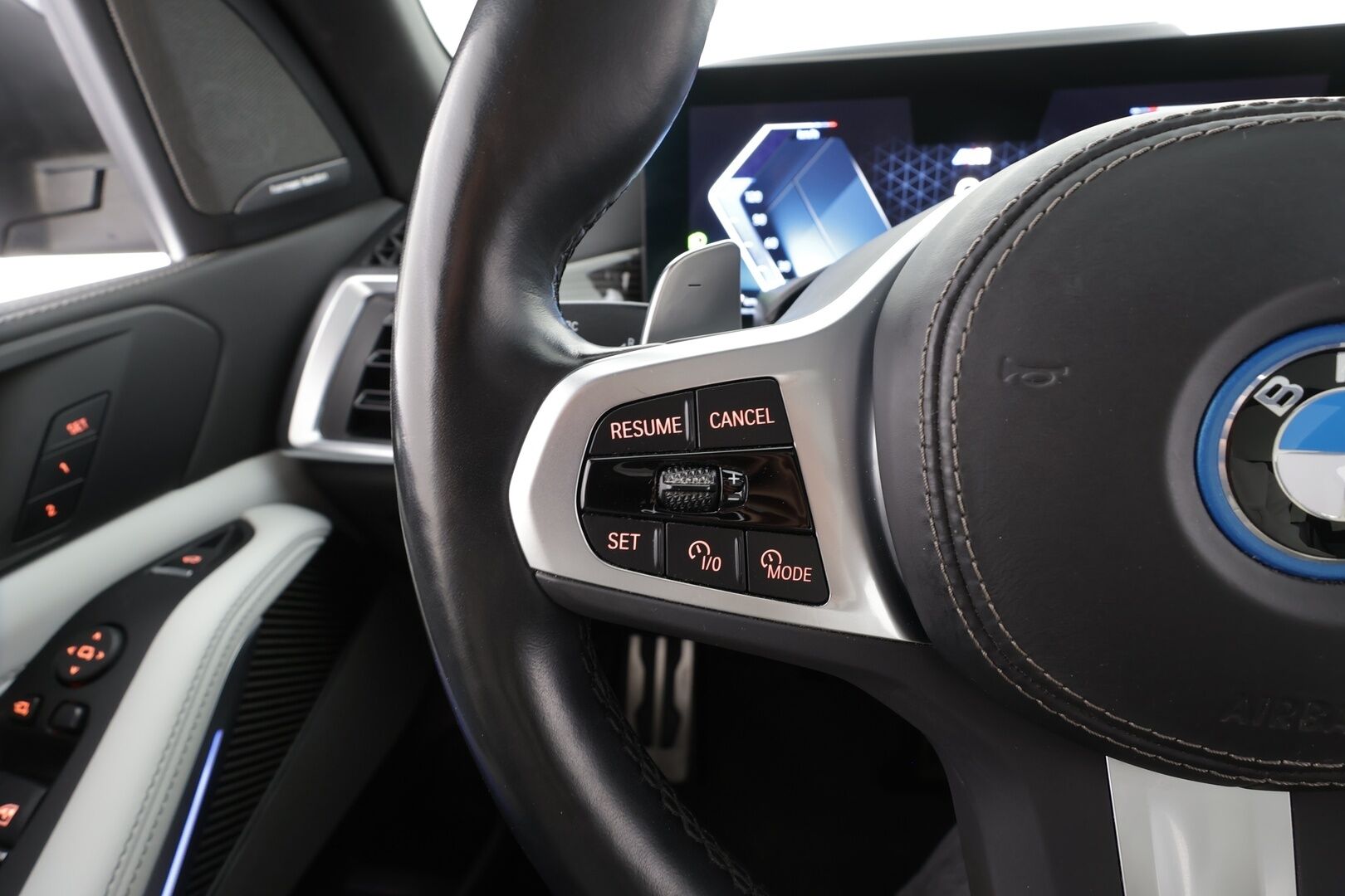 BMW X5 2024 G05 xDrive50e A Charged Edition M Sport * HUD / Panorama / H&K / Koukku / Ilma-alusta / Adapt.LED / 360° / Muistipenkki * - Comfort Access / Facelift / Vakkari / Suomi-auto / Kahdet renkaat aluvanteilla / Huippuvarusteet - HULLUT AVAJAISHULINAT KORKOTARJOUS 3,29 %