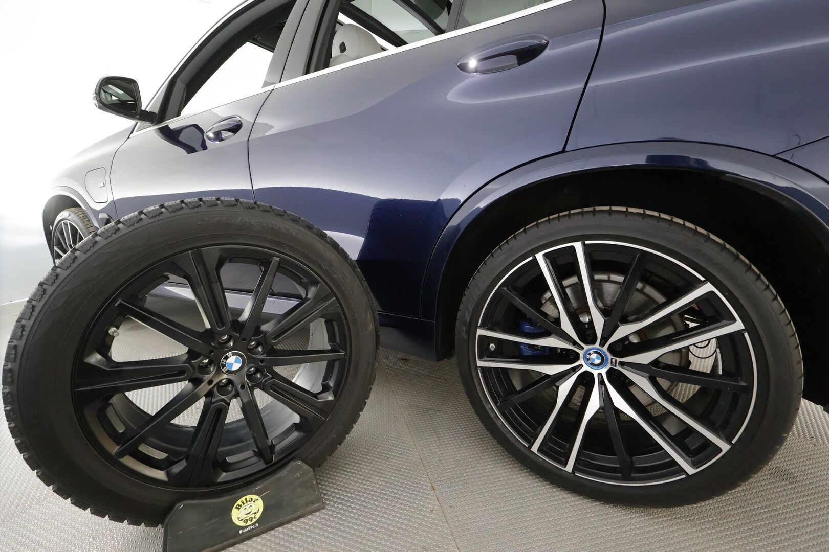 BMW X5 2024 G05 xDrive50e A Charged Edition M Sport * HUD / Panorama / H&K / Koukku / Ilma-alusta / Adapt.LED / 360° / Muistipenkki * - Comfort Access / Facelift / Vakkari / Suomi-auto / Kahdet renkaat aluvanteilla / Huippuvarusteet - HULLUT AVAJAISHULINAT KORKOTARJOUS 3,29 %