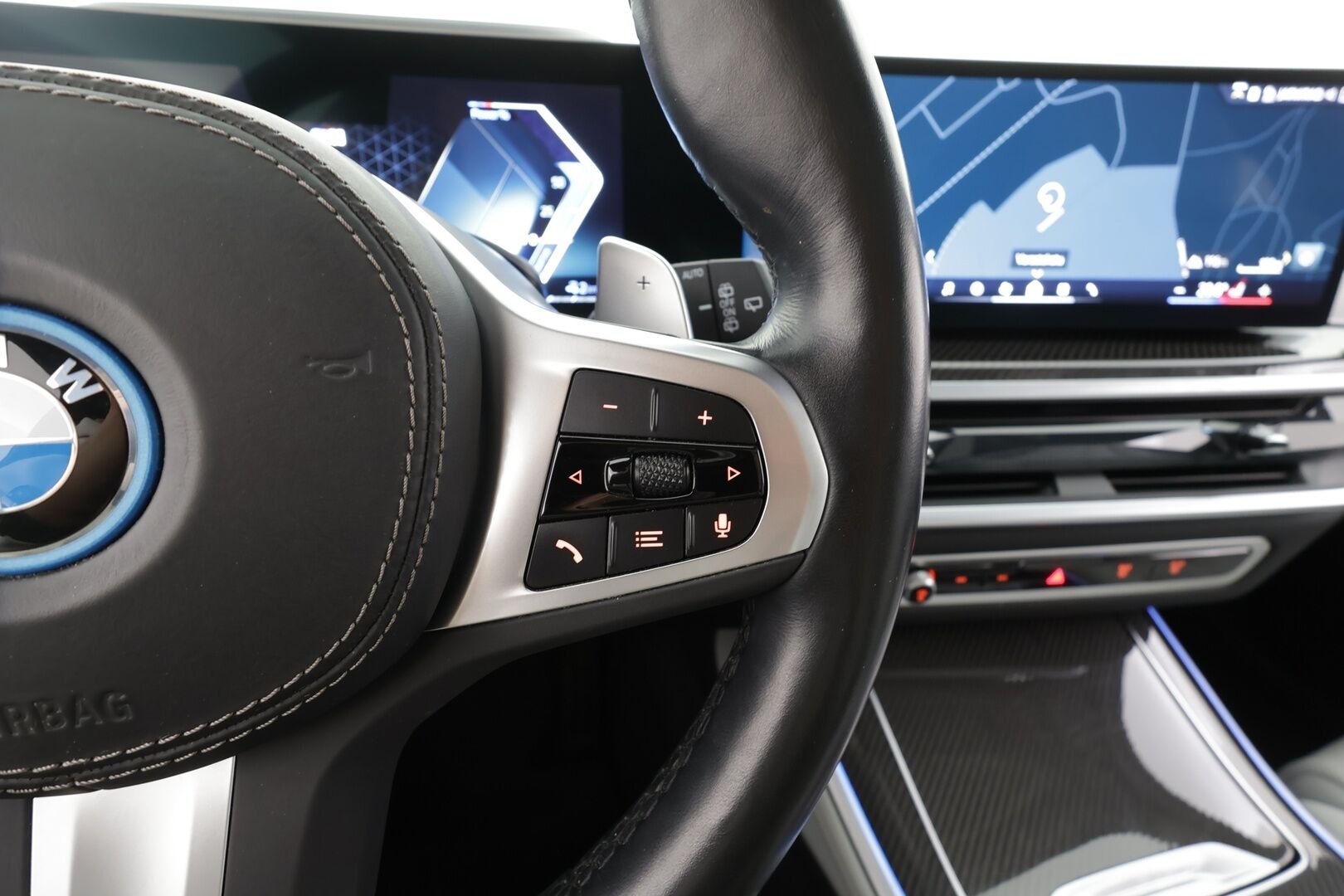 BMW X5 2024 G05 xDrive50e A Charged Edition M Sport * HUD / Panorama / H&K / Koukku / Ilma-alusta / Adapt.LED / 360° / Muistipenkki * - Comfort Access / Facelift / Vakkari / Suomi-auto / Kahdet renkaat aluvanteilla / Huippuvarusteet - HULLUT AVAJAISHULINAT KORKOTARJOUS 3,29 %