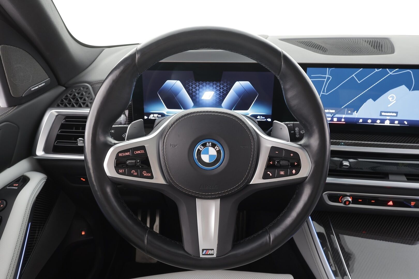 BMW X5 2024 G05 xDrive50e A Charged Edition M Sport * HUD / Panorama / H&K / Koukku / Ilma-alusta / Adapt.LED / 360° / Muistipenkki * - Comfort Access / Facelift / Vakkari / Suomi-auto / Kahdet renkaat aluvanteilla / Huippuvarusteet - HULLUT AVAJAISHULINAT KORKOTARJOUS 3,29 %
