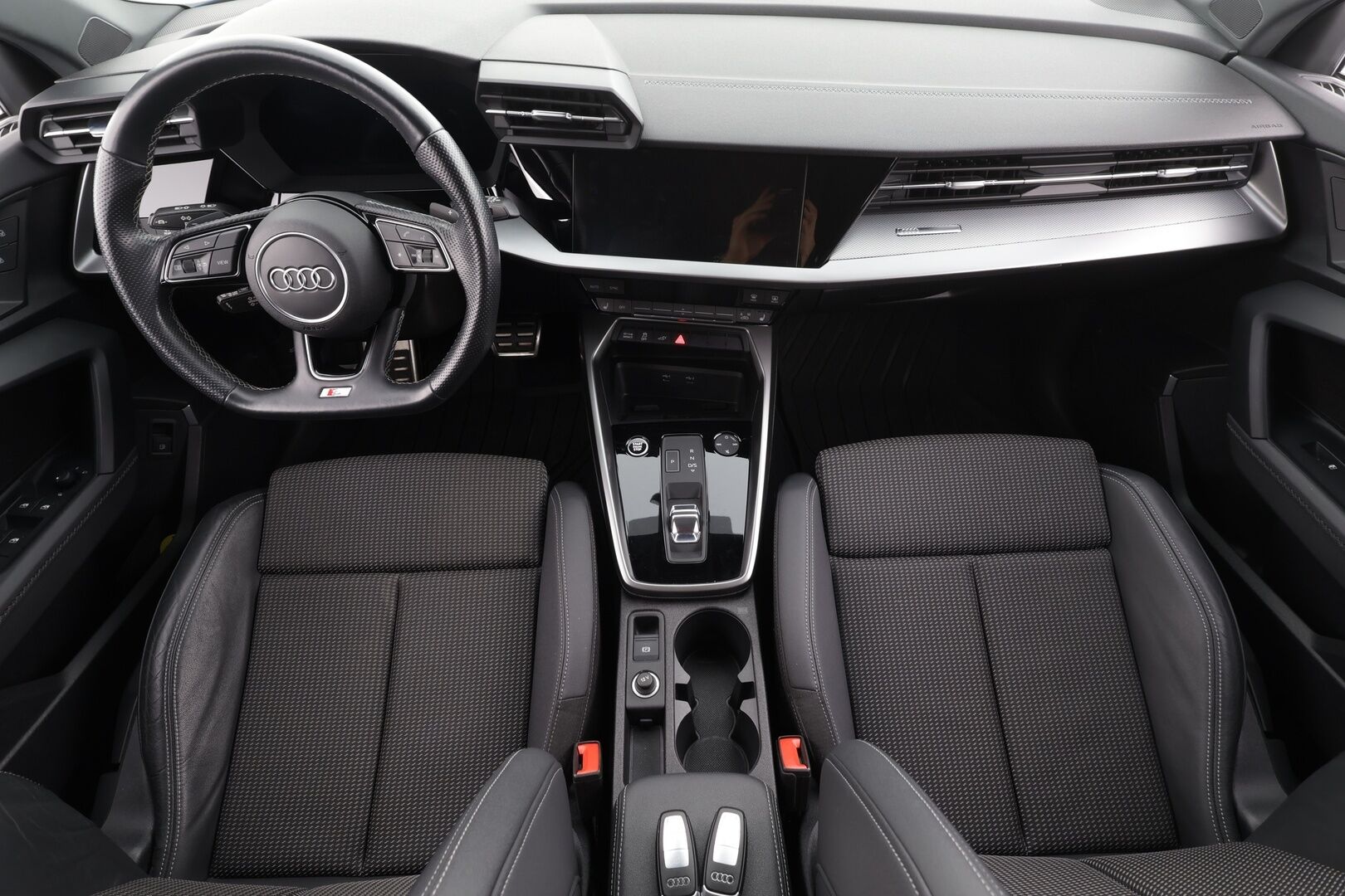 Audi A3 2021 Sportback Business S line 45 TFSI e 180kW S tronic * Bang&Olufsen / HUD / Navi / Sporttipenkit / KeylessGo / Vakkari - Akku kuntotarkastettu! / Kahdet renkaat aluvanteilla / S Line / Juuri tullut Tampereelle! - HULLUT JOULUT KORKOTARJOUS 2,49% 