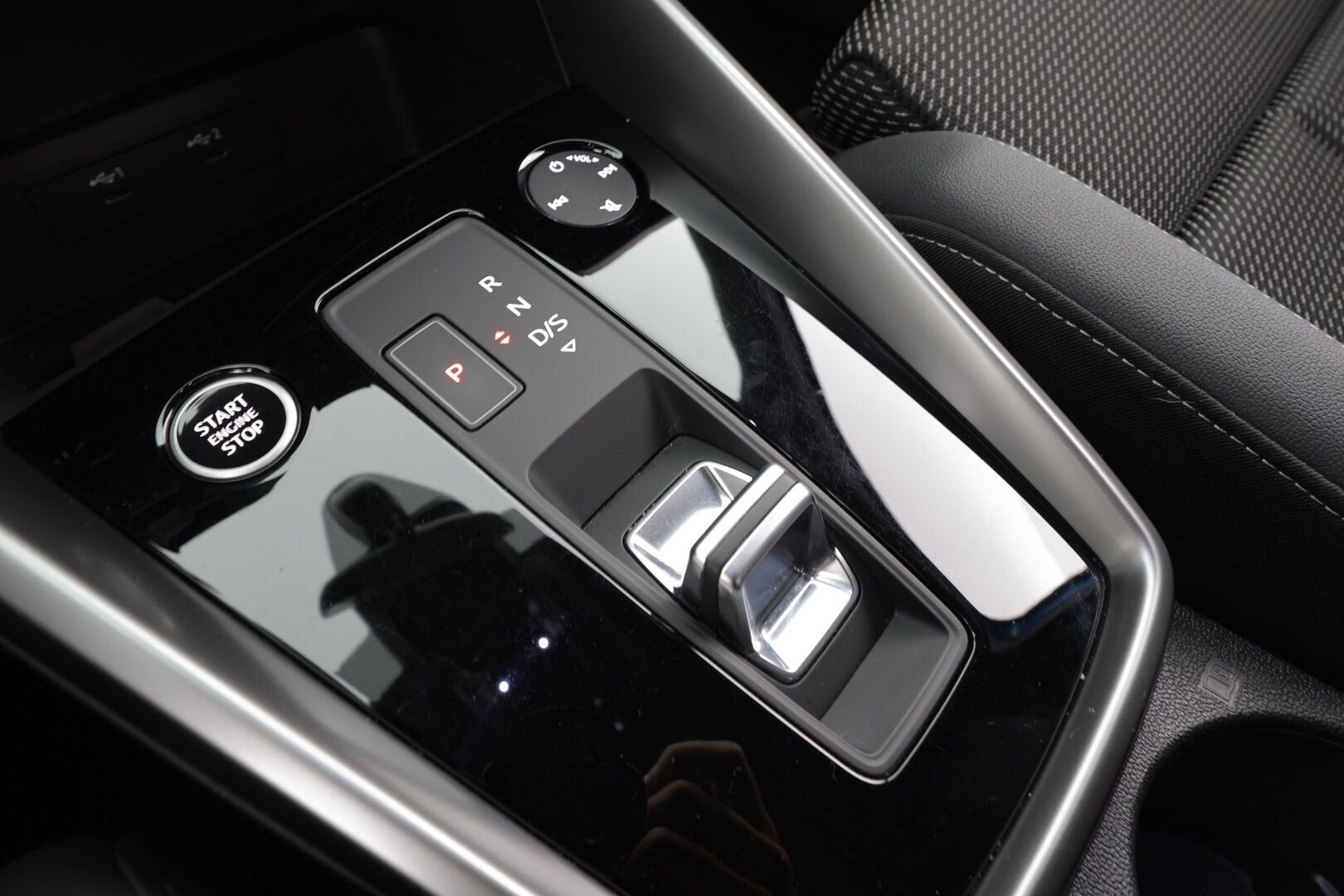 Audi A3 2021 Sportback Business S line 45 TFSI e 180kW S tronic * Bang&Olufsen / HUD / Navi / Sporttipenkit / KeylessGo / Vakkari - Akku kuntotarkastettu! / Kahdet renkaat aluvanteilla / S Line / Juuri tullut Tampereelle! - HULLUT JOULUT KORKOTARJOUS 2,49% 