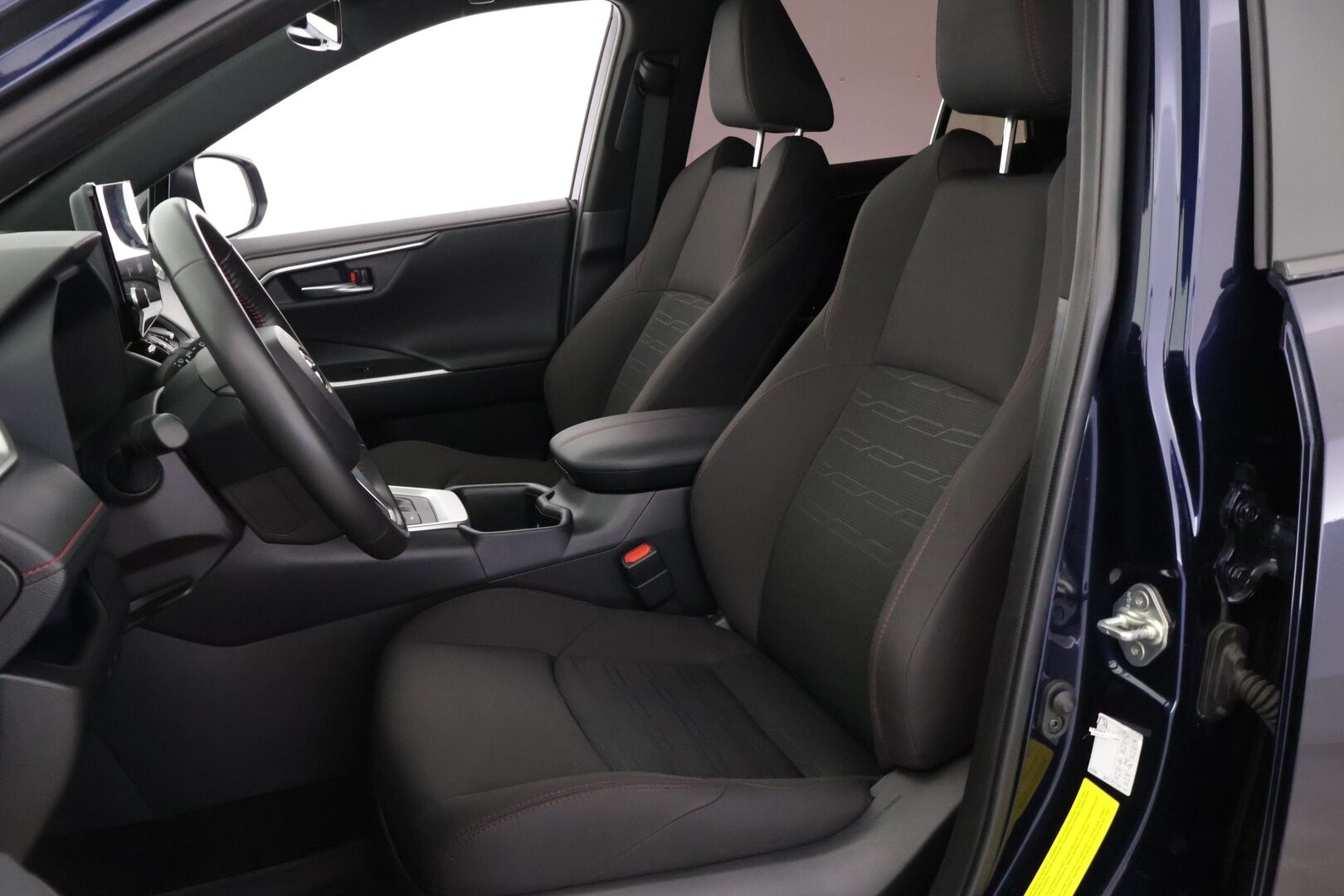 Toyota RAV4 Plug-in 2023 Hybrid 2,5 AWD-i Active Plus Edition *ACC / Ratinlämmitin / Koukku / Lasinlämmitin / Lohko+ sisä / P.kamera* - *Tyylikäs / Luotettava / Neliveto* - HULLUT VÄLIPÄIVÄT KORKOTARJOUS 2,49%