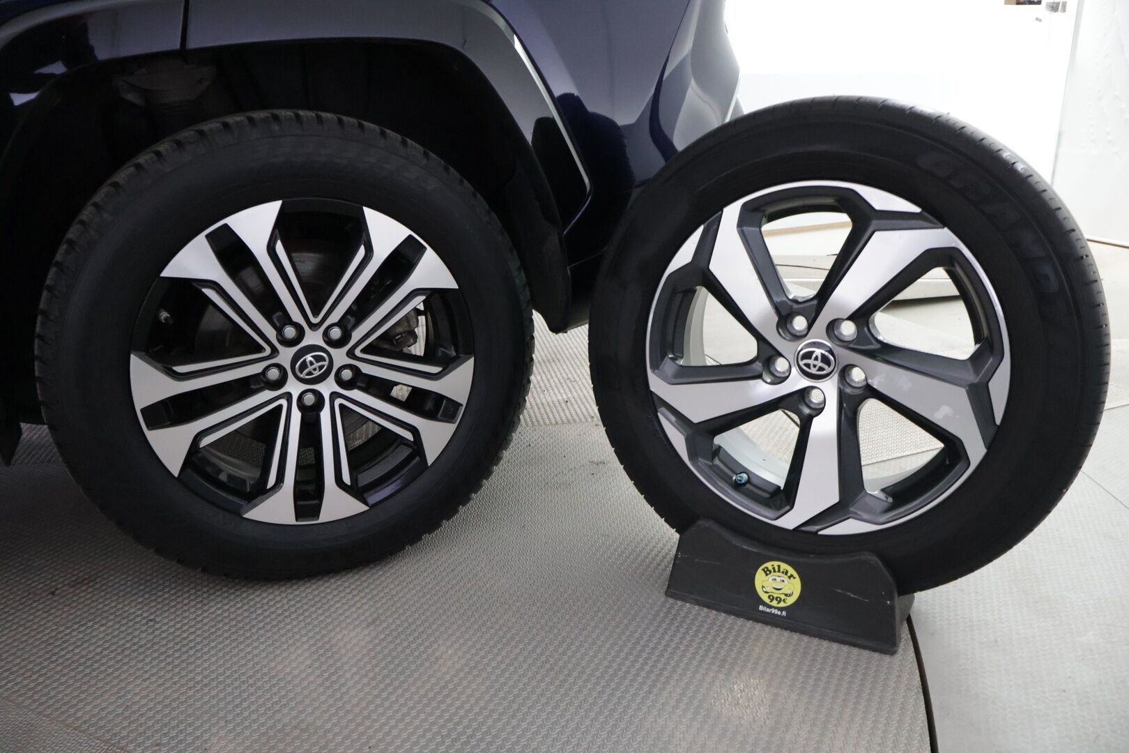 Toyota RAV4 Plug-in 2023 Hybrid 2,5 AWD-i Active Plus Edition *ACC / Ratinlämmitin / Koukku / Lasinlämmitin / Lohko+ sisä / P.kamera* - *Tyylikäs / Luotettava / Neliveto* - HULLUT VÄLIPÄIVÄT KORKOTARJOUS 2,49%