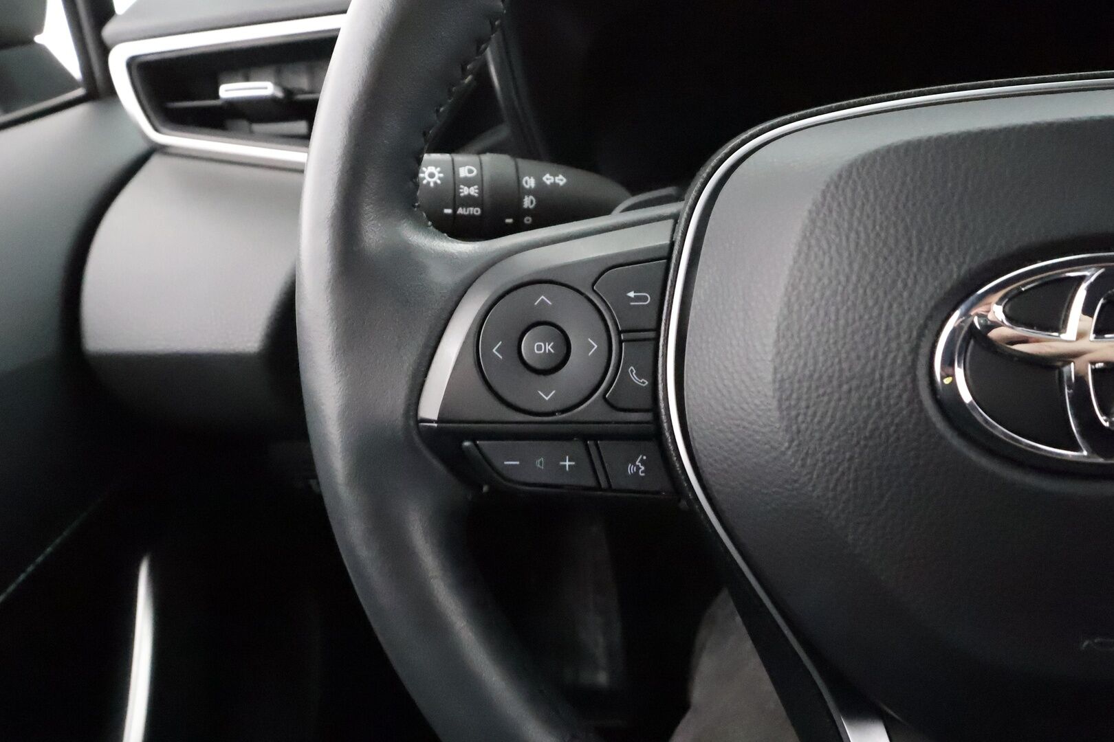 Toyota Corolla 2023 Touring Sports 2,0 Hybrid Launch Edition * ACC / P.kamera / LED / Navi / Digimittaristo / Lohkolämmitin / KeylessGo / Facelift * - 1.Om Suomi-auto / Kahdet renkaat aluvanteilla / Merkkihuollettu - HULLU BLACKWEEK KORKOTARJOUS 2,49%