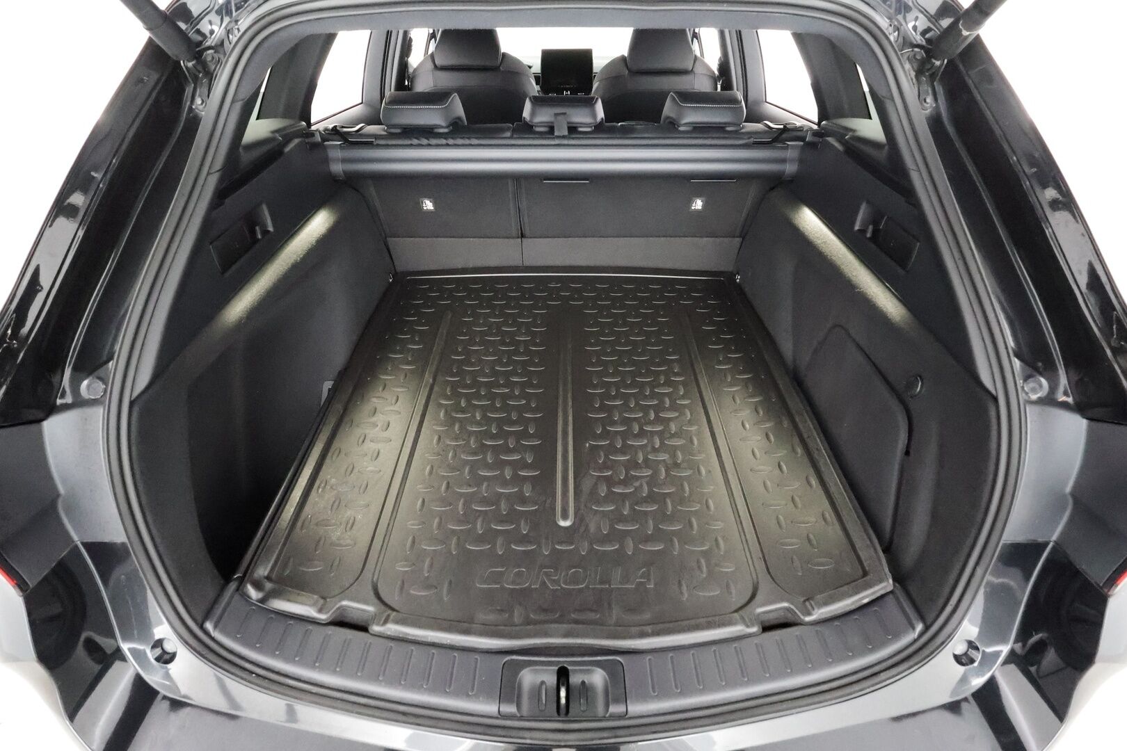 Toyota Corolla 2023 Touring Sports 2,0 Hybrid Launch Edition * ACC / P.kamera / LED / Navi / Digimittaristo / Lohkolämmitin / KeylessGo / Facelift * - 1.Om Suomi-auto / Kahdet renkaat aluvanteilla / Merkkihuollettu - HULLU BLACKWEEK KORKOTARJOUS 2,49%