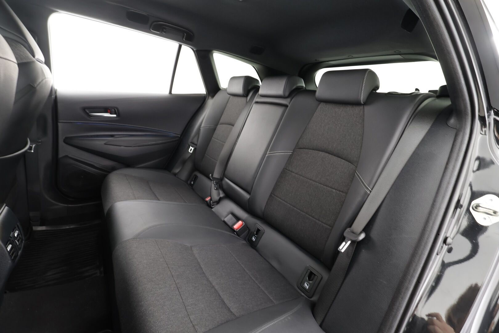 Toyota Corolla 2023 Touring Sports 2,0 Hybrid Launch Edition * ACC / P.kamera / LED / Navi / Digimittaristo / Lohkolämmitin / KeylessGo / Facelift * - 1.Om Suomi-auto / Kahdet renkaat aluvanteilla / Merkkihuollettu - HULLU BLACKWEEK KORKOTARJOUS 2,49%