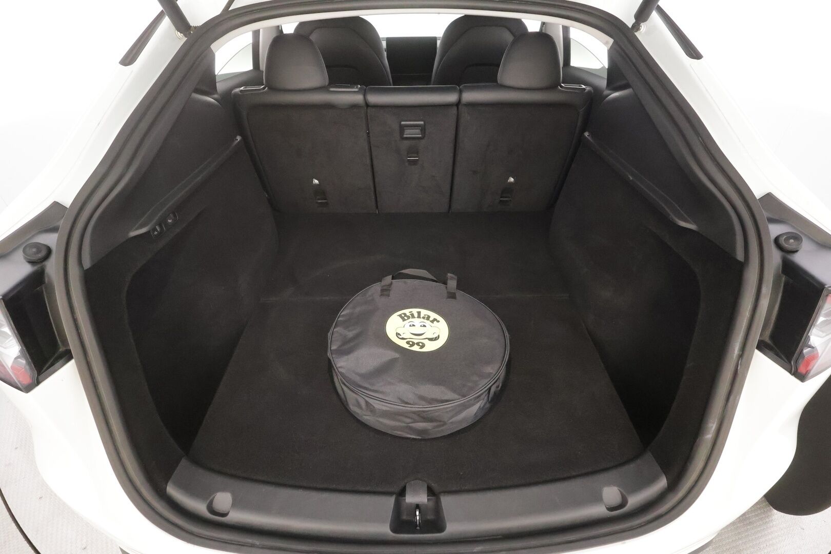 Tesla Model Y 2023 Long Range - | ACC | Koukku | ILP | Ryzen | Matrix | Lasikatto | Premium Audio | Sähkönahat | Muistipenkki | 1-om suomiauto | 2x renkaat aluin | ALV |