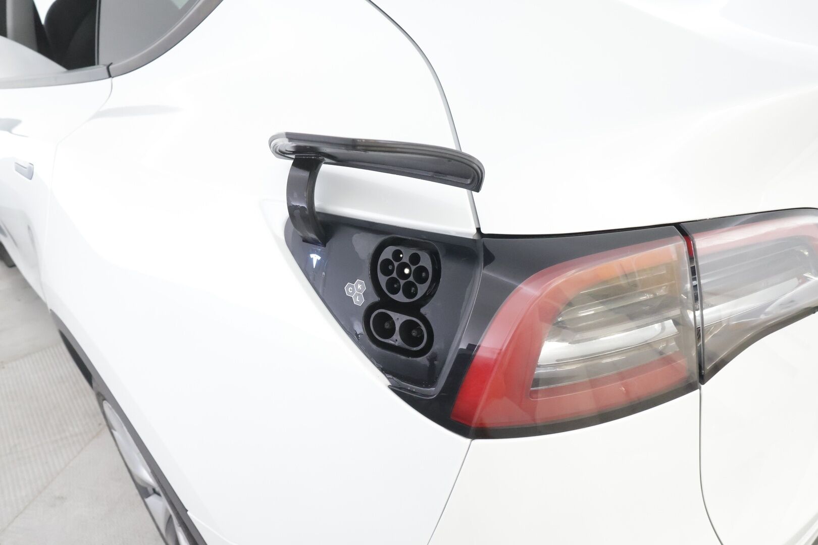 Tesla Model Y 2023 Long Range - | ACC | Koukku | ILP | Ryzen | Matrix | Lasikatto | Premium Audio | Sähkönahat | Muistipenkki | 1-om suomiauto | 2x renkaat aluin | ALV |