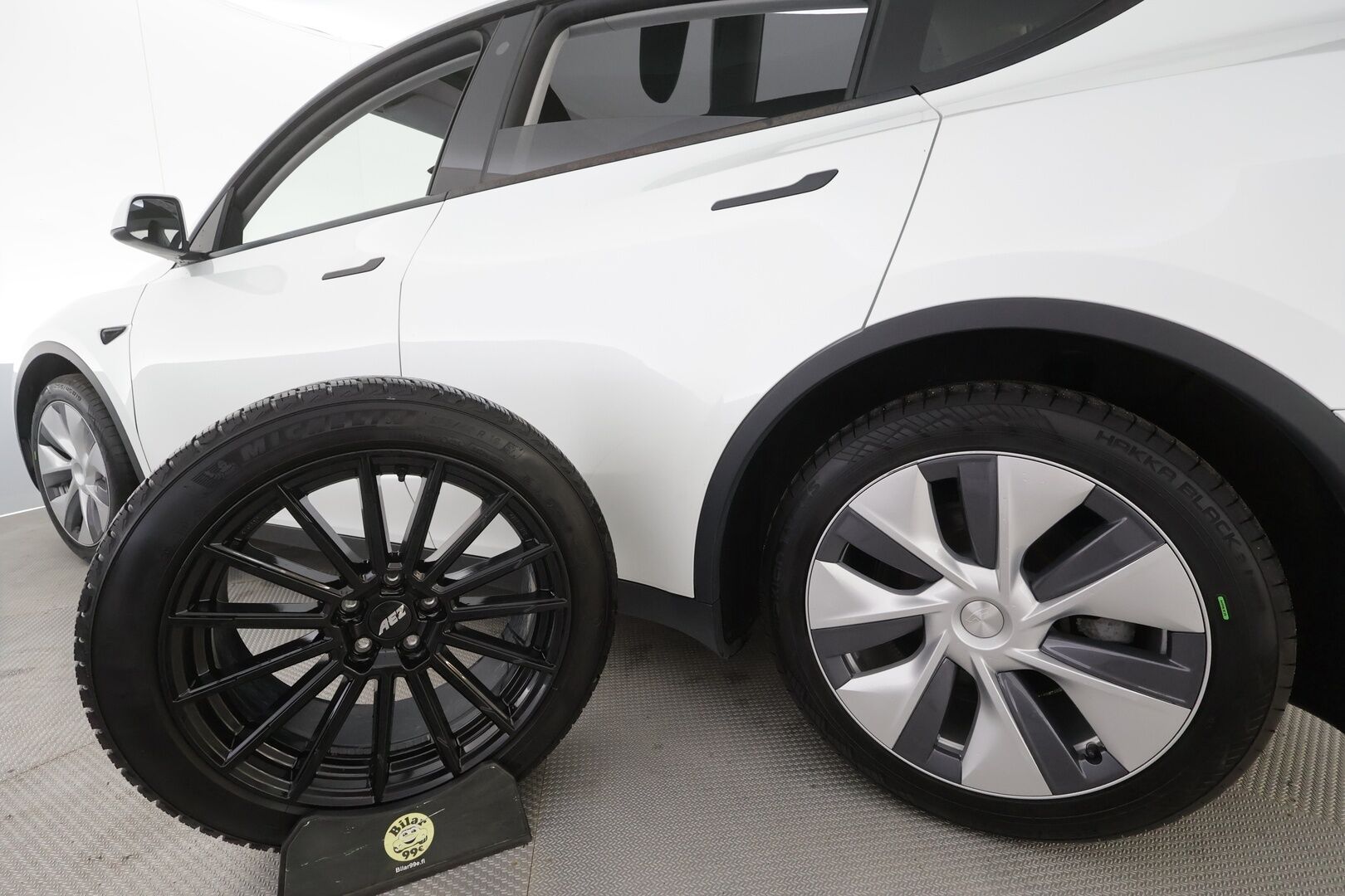 Tesla Model Y 2023 Long Range - | ACC | Koukku | ILP | Ryzen | Matrix | Lasikatto | Premium Audio | Sähkönahat | Muistipenkki | 1-om suomiauto | 2x renkaat aluin | ALV |