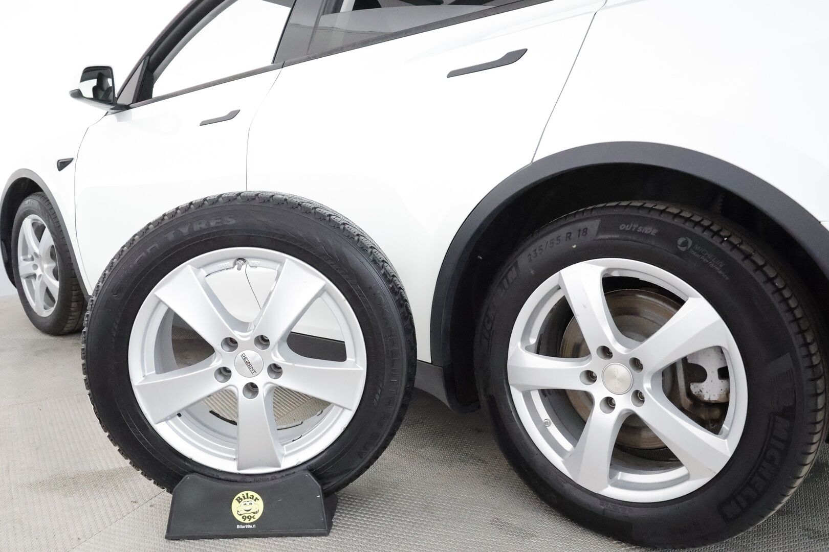 Tesla Model Y 2023 Long Range ** S3xy knob / Koukku / Lämpöpumppu / Lasikatto / Matrix-LED / Adapt.Vakkari / P.Kamera / Muistipenkki / Navi / Keyless** - 3,99 % KORKOTARJOUS TÄHÄN AUTOON - 1-om Suomi-auto / 2x Latauskaapelit / Kahdet Renkaat