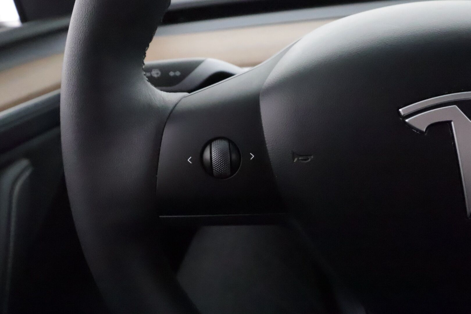 Tesla Model Y 2023 Long Range ** S3xy knob / Koukku / Lämpöpumppu / Lasikatto / Matrix-LED / Adapt.Vakkari / P.Kamera / Muistipenkki / Navi / Keyless** - 3,99 % KORKOTARJOUS TÄHÄN AUTOON - 1-om Suomi-auto / 2x Latauskaapelit / Kahdet Renkaat