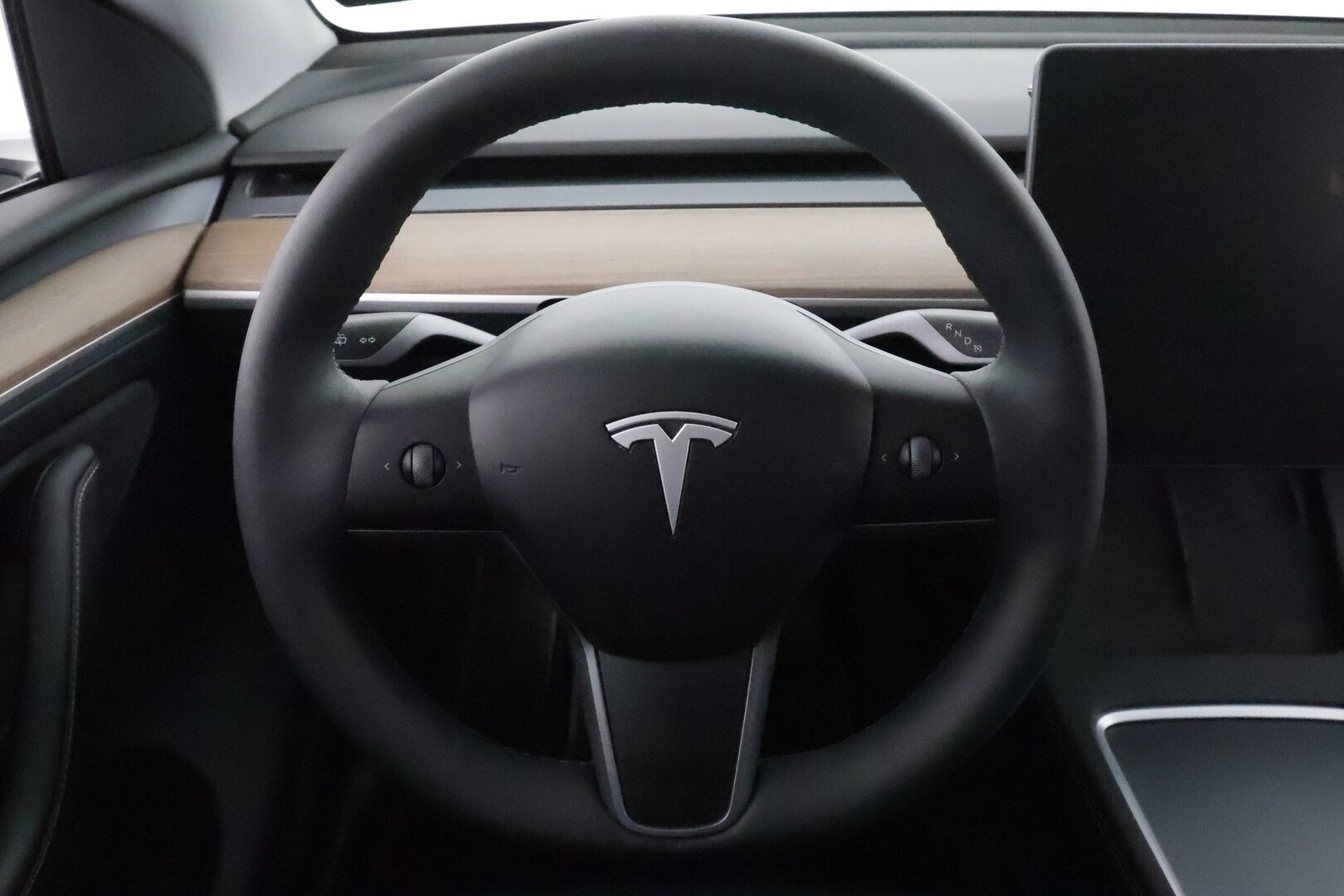 Tesla Model Y 2023 Long Range ** S3xy knob / Koukku / Lämpöpumppu / Lasikatto / Matrix-LED / Adapt.Vakkari / P.Kamera / Muistipenkki / Navi / Keyless** - 3,99 % KORKOTARJOUS TÄHÄN AUTOON - 1-om Suomi-auto / 2x Latauskaapelit / Kahdet Renkaat