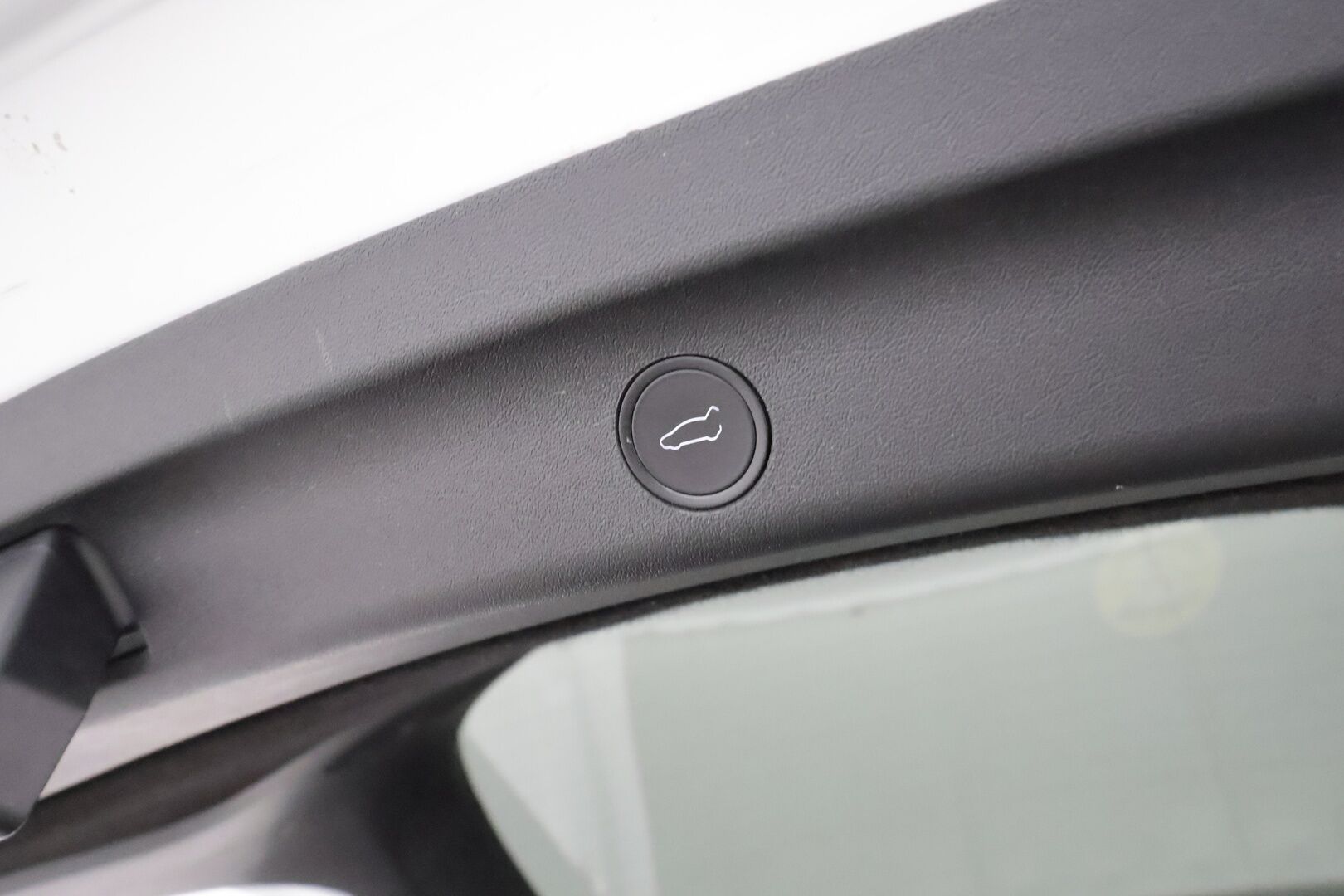 Tesla Model Y 2023 Long Range ** S3xy knob / Koukku / Lämpöpumppu / Lasikatto / Matrix-LED / Adapt.Vakkari / P.Kamera / Muistipenkki / Navi / Keyless** - 3,99 % KORKOTARJOUS TÄHÄN AUTOON - 1-om Suomi-auto / 2x Latauskaapelit / Kahdet Renkaat