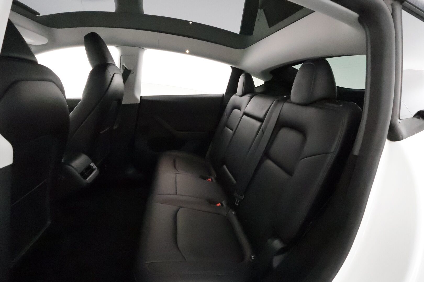 Tesla Model Y 2023 Long Range ** S3xy knob / Koukku / Lämpöpumppu / Lasikatto / Matrix-LED / Adapt.Vakkari / P.Kamera / Muistipenkki / Navi / Keyless** - 3,99 % KORKOTARJOUS TÄHÄN AUTOON - 1-om Suomi-auto / 2x Latauskaapelit / Kahdet Renkaat