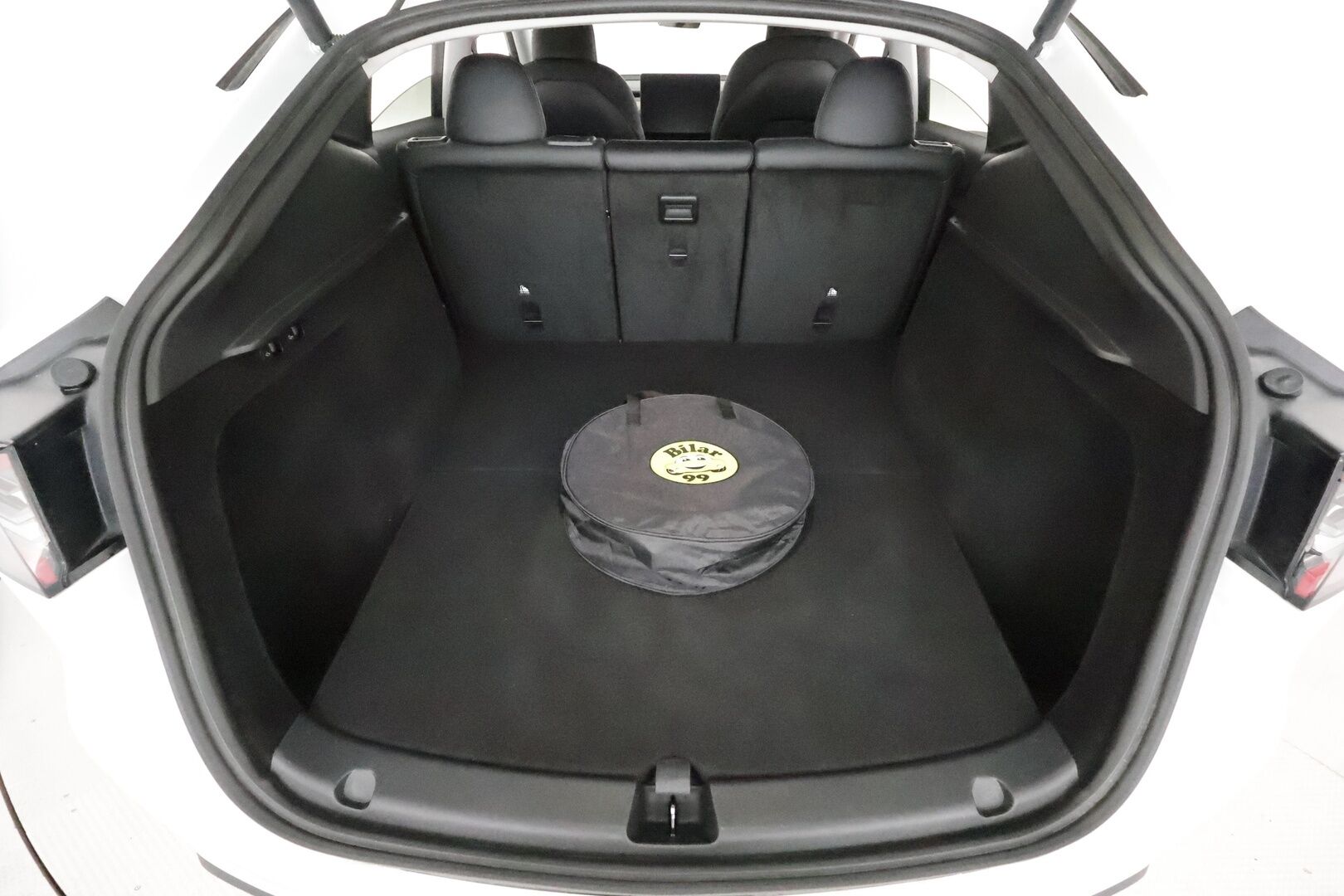 Tesla Model Y 2023 Long Range ** S3xy knob / Koukku / Lämpöpumppu / Lasikatto / Matrix-LED / Adapt.Vakkari / P.Kamera / Muistipenkki / Navi / Keyless** - 3,99 % KORKOTARJOUS TÄHÄN AUTOON - 1-om Suomi-auto / 2x Latauskaapelit / Kahdet Renkaat