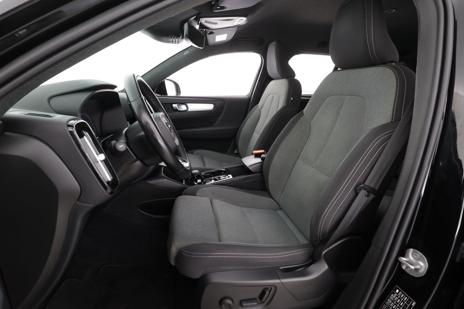 Volvo XC40 2024 T4 TwE Plus Bright aut * Adapt.Vakkari / Peruutuskamera / Vetokoukku / Muistipenkki / LED / Sensus Navi / KeylessGo - 1.Om Suomi-auto / Akku kuntotarkastettu SoH 91,6% / Kahdet renkaat aluvanteilla / Merkkihuollettu