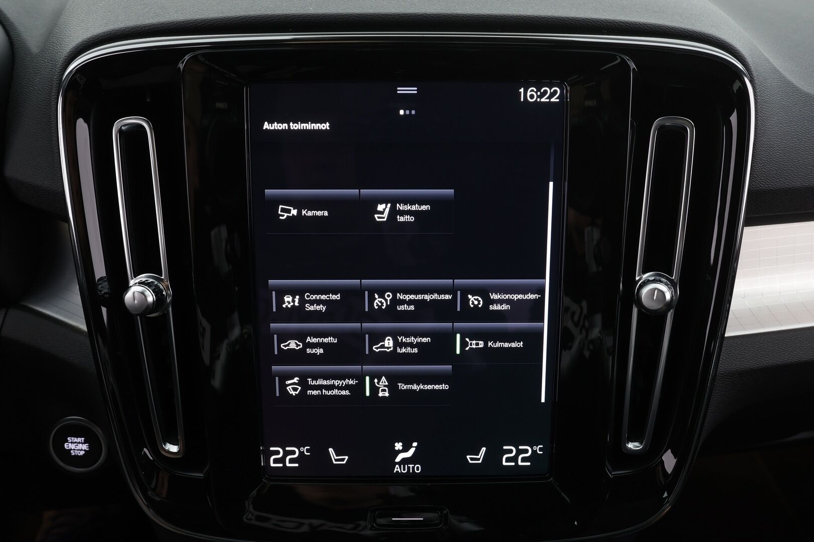 Volvo XC40 2024 T4 TwE Plus Bright aut * Adapt.Vakkari / Peruutuskamera / Vetokoukku / Muistipenkki / LED / Sensus Navi / KeylessGo - 1.Om Suomi-auto / Akku kuntotarkastettu SoH 91,6% / Kahdet renkaat aluvanteilla / Merkkihuollettu - HULLUT JOULUT KORKOTARJOUS 2,49% 