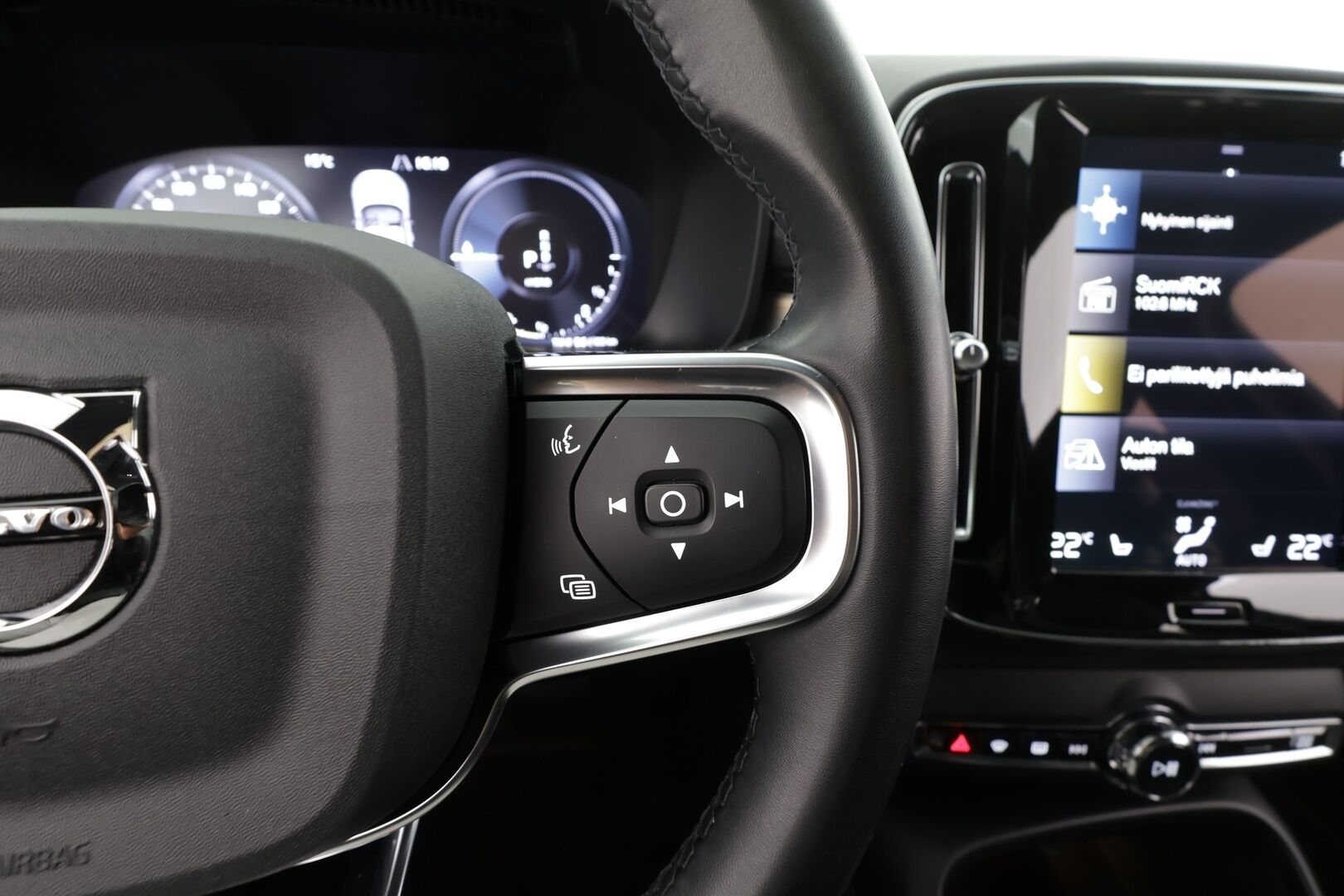 Volvo XC40 2024 T4 TwE Plus Bright aut * Adapt.Vakkari / Peruutuskamera / Vetokoukku / Muistipenkki / LED / Sensus Navi / KeylessGo - 1.Om Suomi-auto / Akku kuntotarkastettu SoH 91,6% / Kahdet renkaat aluvanteilla / Merkkihuollettu - HULLUT JOULUT KORKOTARJOUS 2,49% 