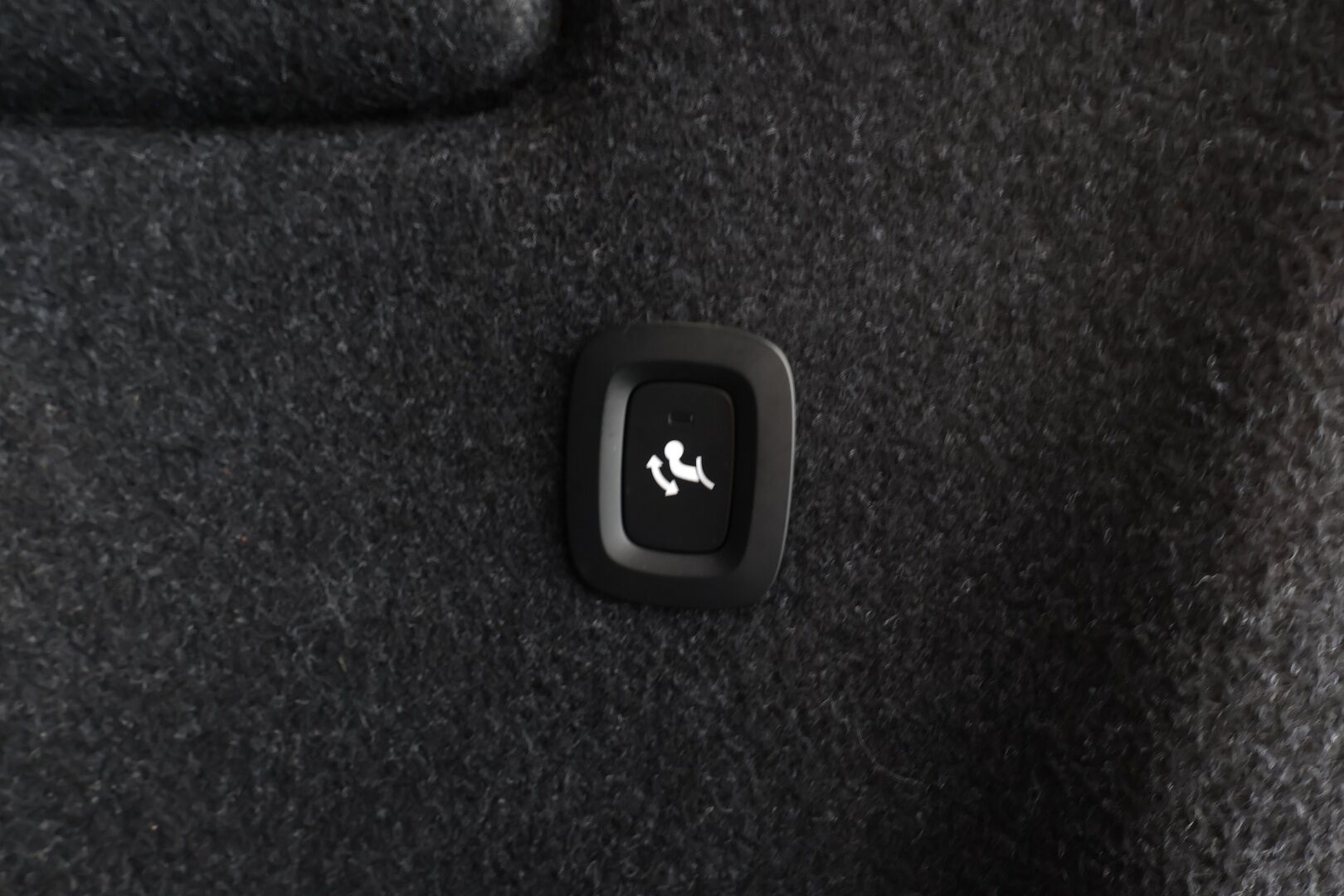 Volvo XC40 2024 T4 TwE Plus Bright aut * Adapt.Vakkari / Peruutuskamera / Vetokoukku / Muistipenkki / LED / Sensus Navi / KeylessGo - 1.Om Suomi-auto / Akku kuntotarkastettu SoH 91,6% / Kahdet renkaat aluvanteilla / Merkkihuollettu - HULLUT JOULUT KORKOTARJOUS 2,49% 