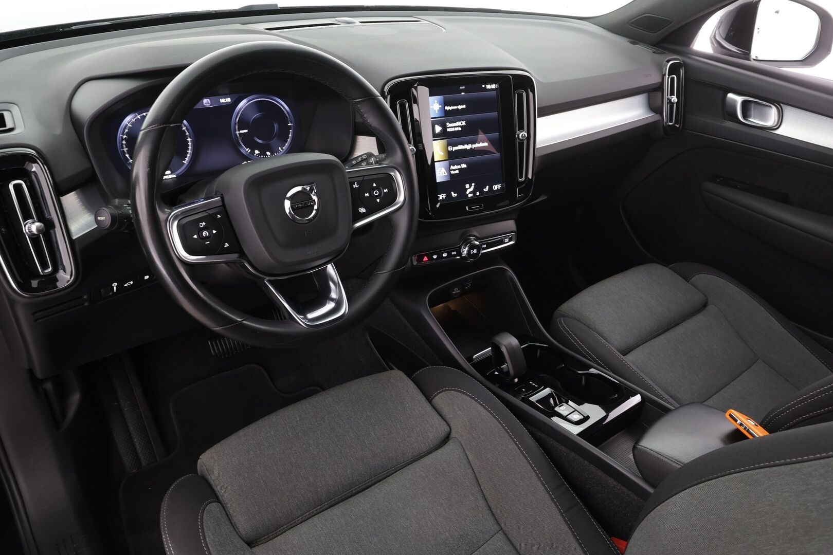 Volvo XC40 2024 T4 TwE Plus Bright aut * Adapt.Vakkari / Peruutuskamera / Vetokoukku / Muistipenkki / LED / Sensus Navi / KeylessGo - 1.Om Suomi-auto / Akku kuntotarkastettu SoH 91,6% / Kahdet renkaat aluvanteilla / Merkkihuollettu - HULLUT JOULUT KORKOTARJOUS 2,49% 