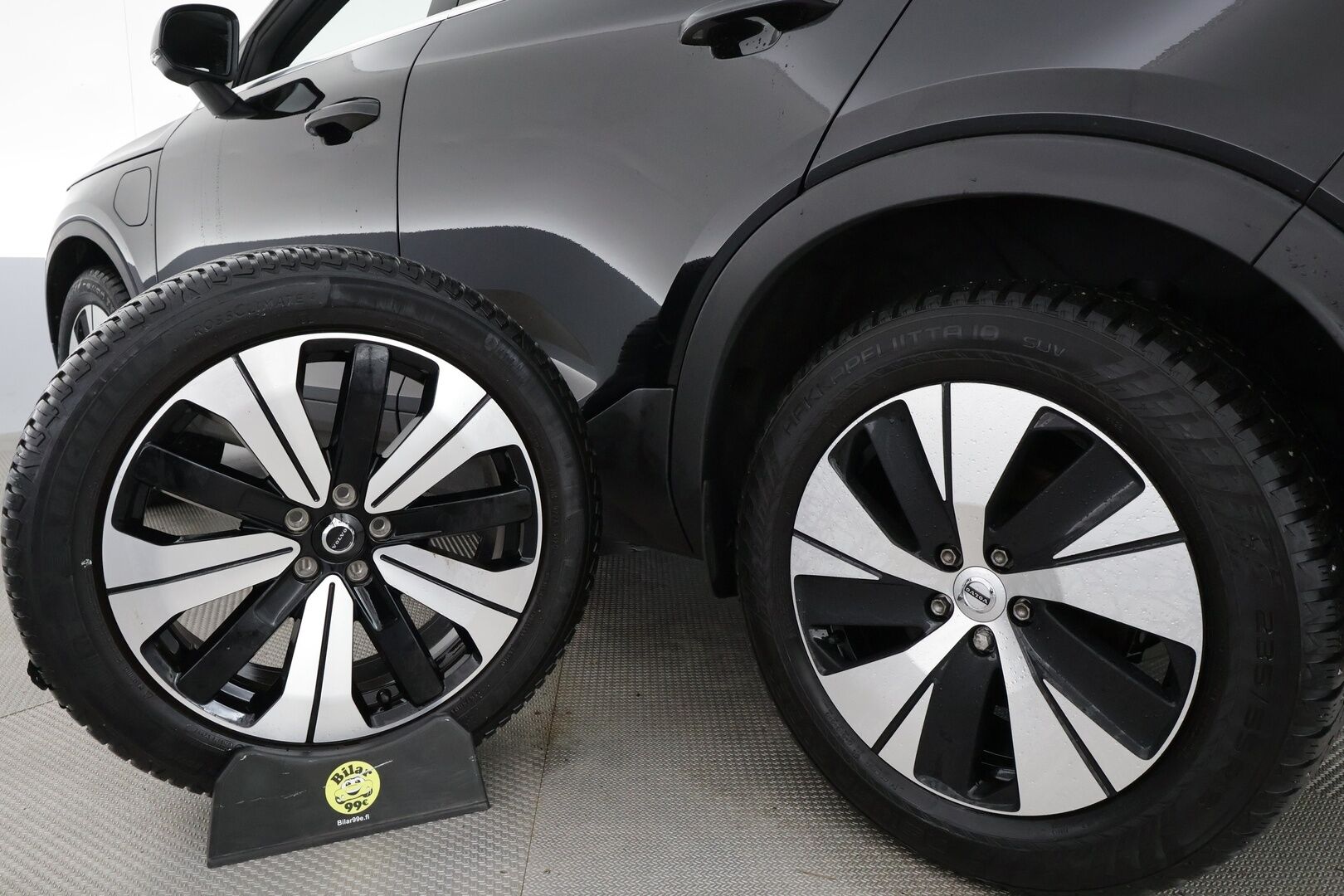 Volvo XC40 2024 T4 TwE Plus Bright aut * Adapt.Vakkari / Peruutuskamera / Vetokoukku / Muistipenkki / LED / Sensus Navi / KeylessGo - 1.Om Suomi-auto / Akku kuntotarkastettu SoH 91,6% / Kahdet renkaat aluvanteilla / Merkkihuollettu - HULLUT JOULUT KORKOTARJOUS 2,49% 