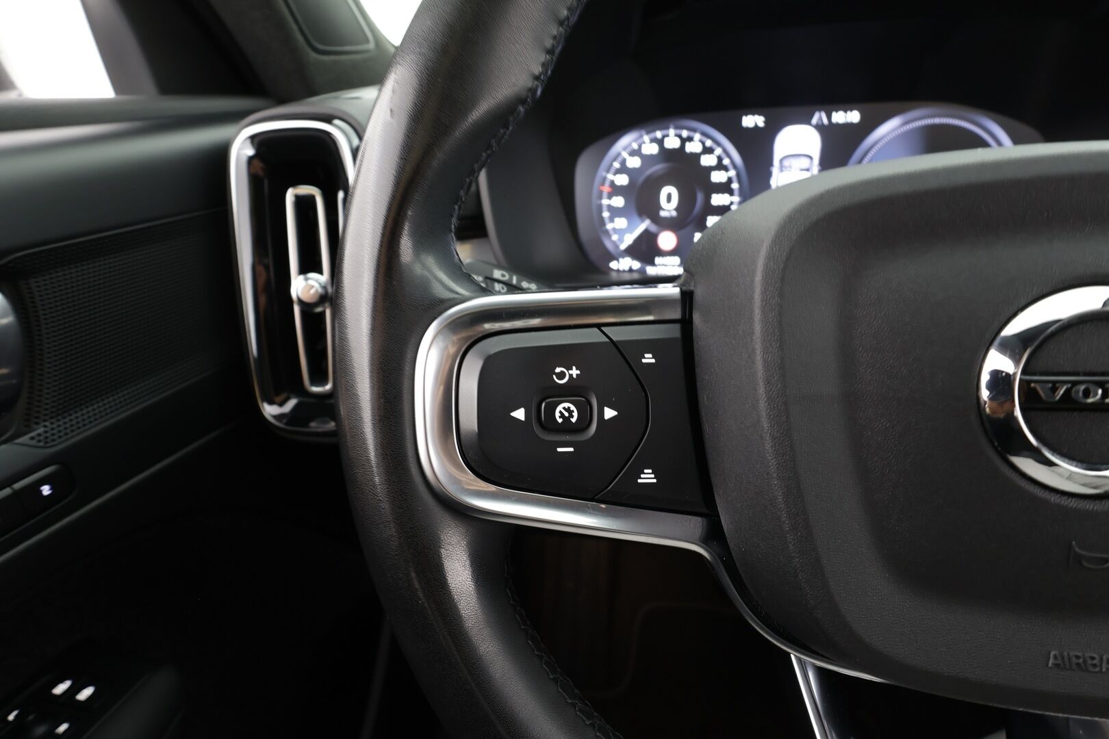 Volvo XC40 2024 T4 TwE Plus Bright aut * Adapt.Vakkari / Peruutuskamera / Vetokoukku / Muistipenkki / LED / Sensus Navi / KeylessGo - 1.Om Suomi-auto / Akku kuntotarkastettu SoH 91,6% / Kahdet renkaat aluvanteilla / Merkkihuollettu - HULLUT JOULUT KORKOTARJOUS 2,49% 