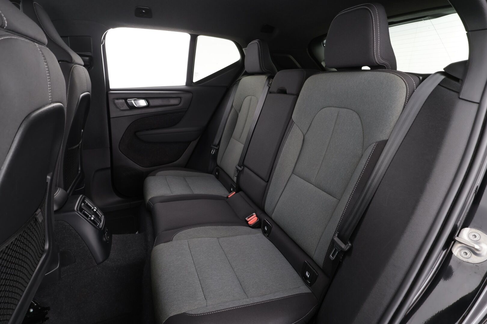 Volvo XC40 2024 T4 TwE Plus Bright aut * Adapt.Vakkari / Peruutuskamera / Vetokoukku / Muistipenkki / LED / Sensus Navi / KeylessGo - 1.Om Suomi-auto / Akku kuntotarkastettu SoH 91,6% / Kahdet renkaat aluvanteilla / Merkkihuollettu - HULLUT JOULUT KORKOTARJOUS 2,49% 