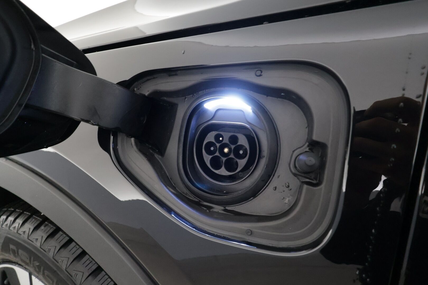 Volvo XC40 2024 T4 TwE Plus Bright aut * Adapt.Vakkari / Peruutuskamera / Vetokoukku / Muistipenkki / LED / Sensus Navi / KeylessGo - 1.Om Suomi-auto / Akku kuntotarkastettu SoH 91,6% / Kahdet renkaat aluvanteilla / Merkkihuollettu - HULLUT JOULUT KORKOTARJOUS 2,49% 